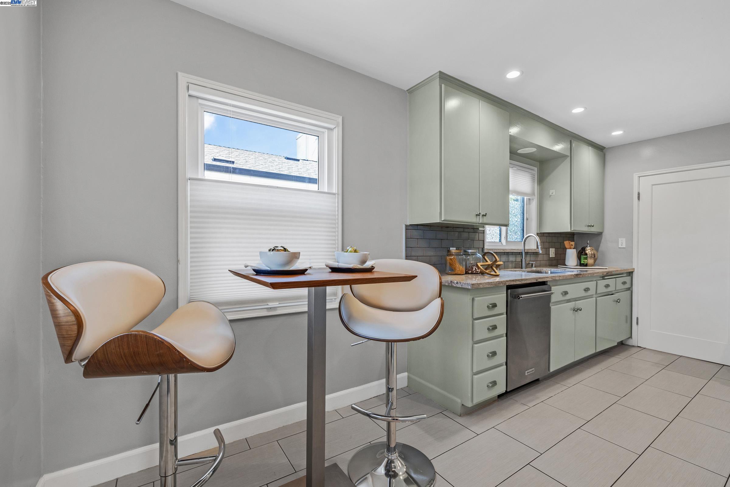 Detail Gallery Image 8 of 33 For 297 Lorraine Blvd, San Leandro,  CA 94577 - 3 Beds | 1/1 Baths