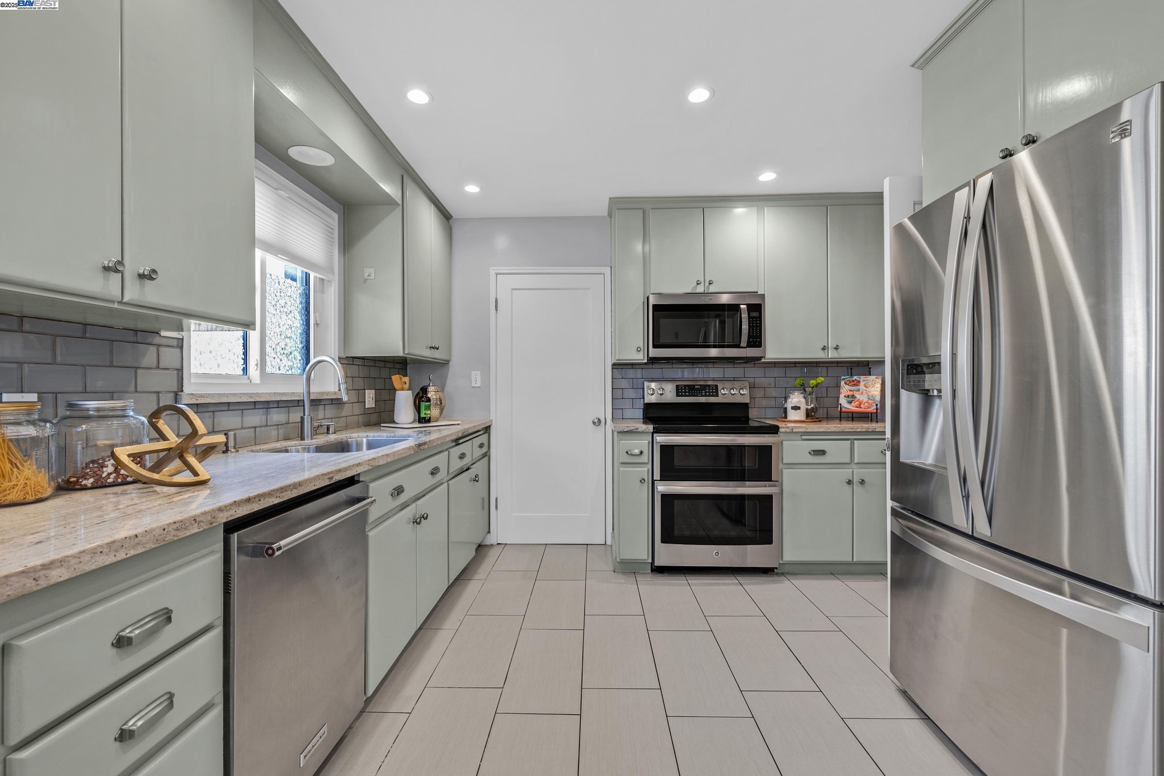 Detail Gallery Image 9 of 33 For 297 Lorraine Blvd, San Leandro,  CA 94577 - 3 Beds | 1/1 Baths
