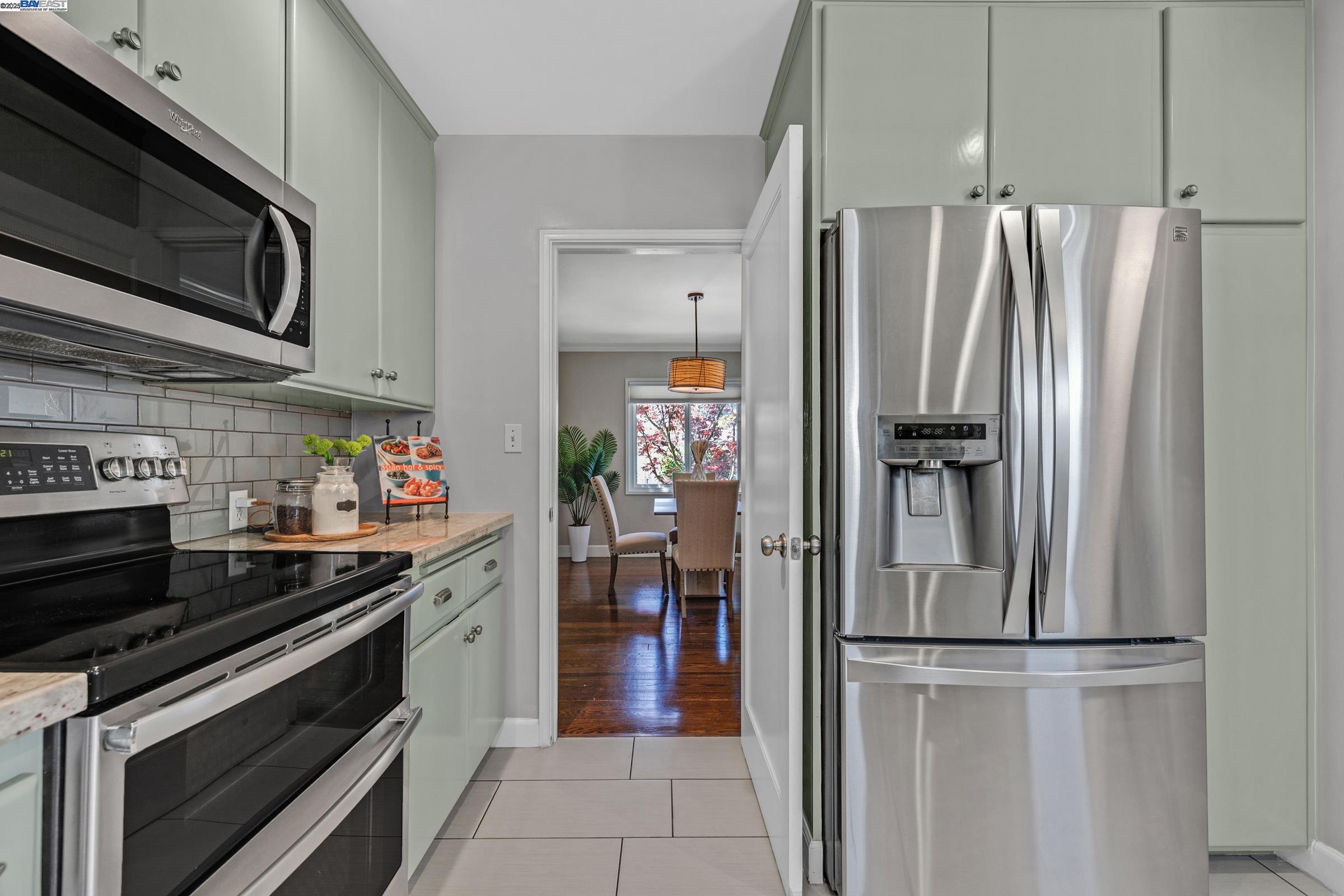 Detail Gallery Image 10 of 33 For 297 Lorraine Blvd, San Leandro,  CA 94577 - 3 Beds | 1/1 Baths
