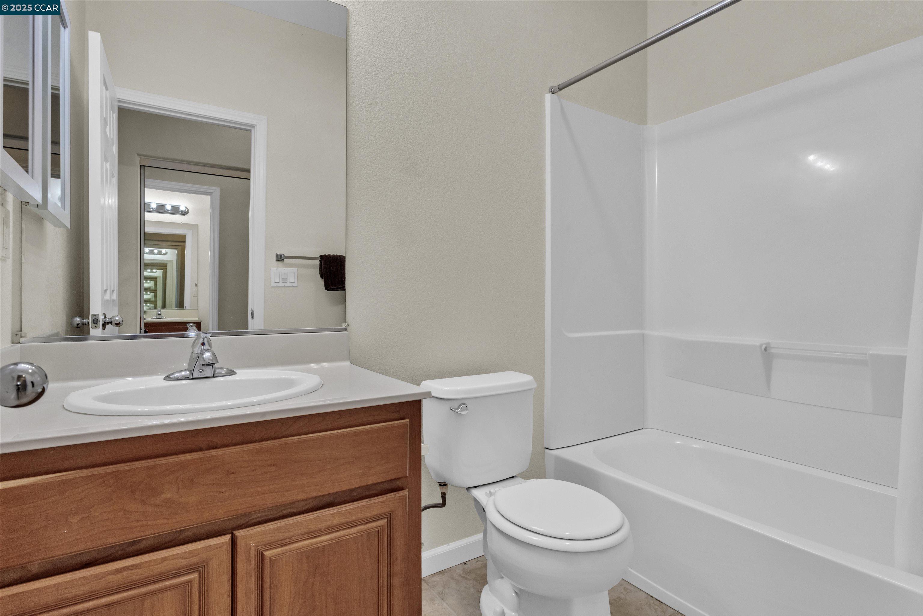 Detail Gallery Image 14 of 25 For 411 Summer Ln, Richmond,  CA 94806 - 3 Beds | 3/1 Baths