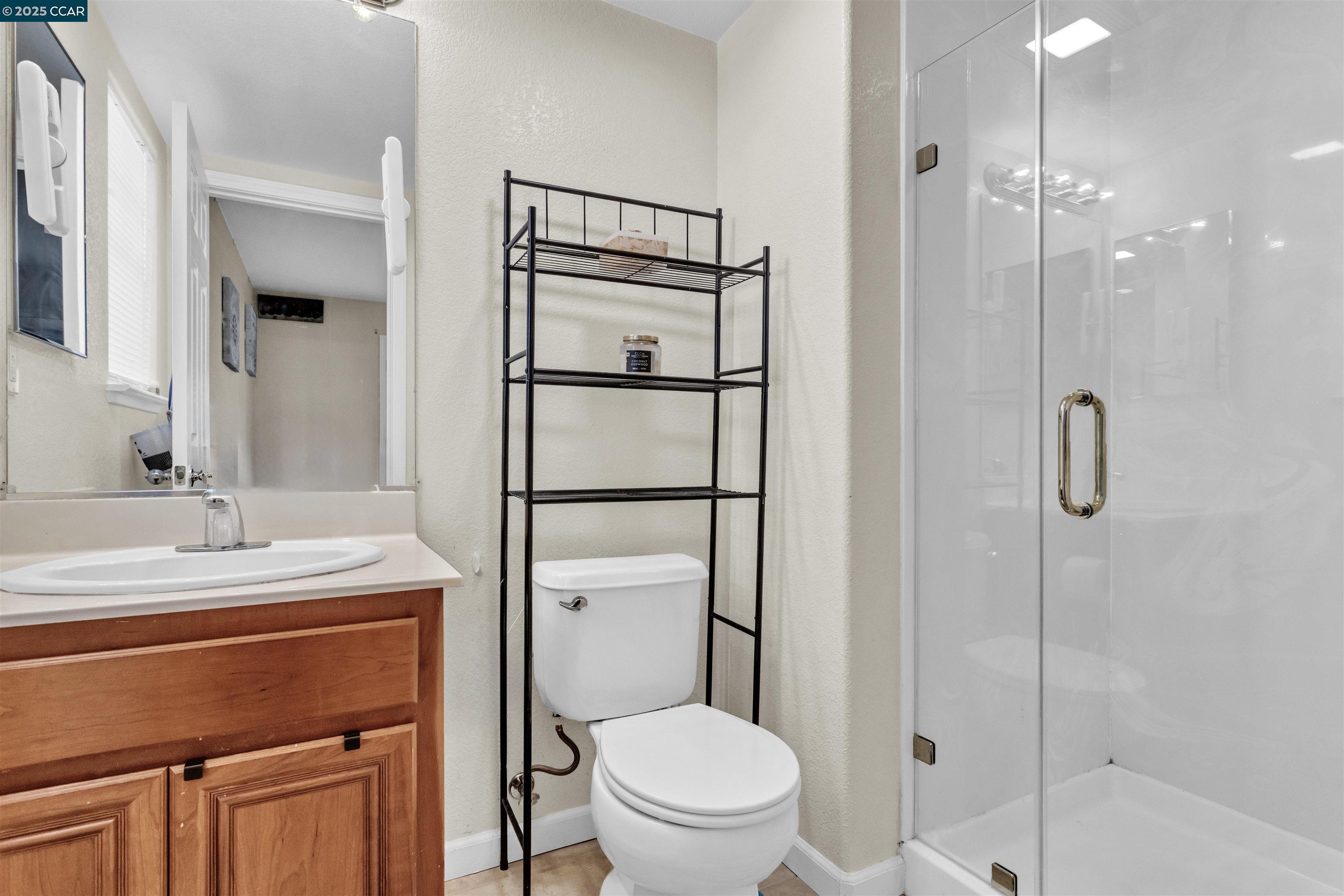 Detail Gallery Image 16 of 25 For 411 Summer Ln, Richmond,  CA 94806 - 3 Beds | 3/1 Baths