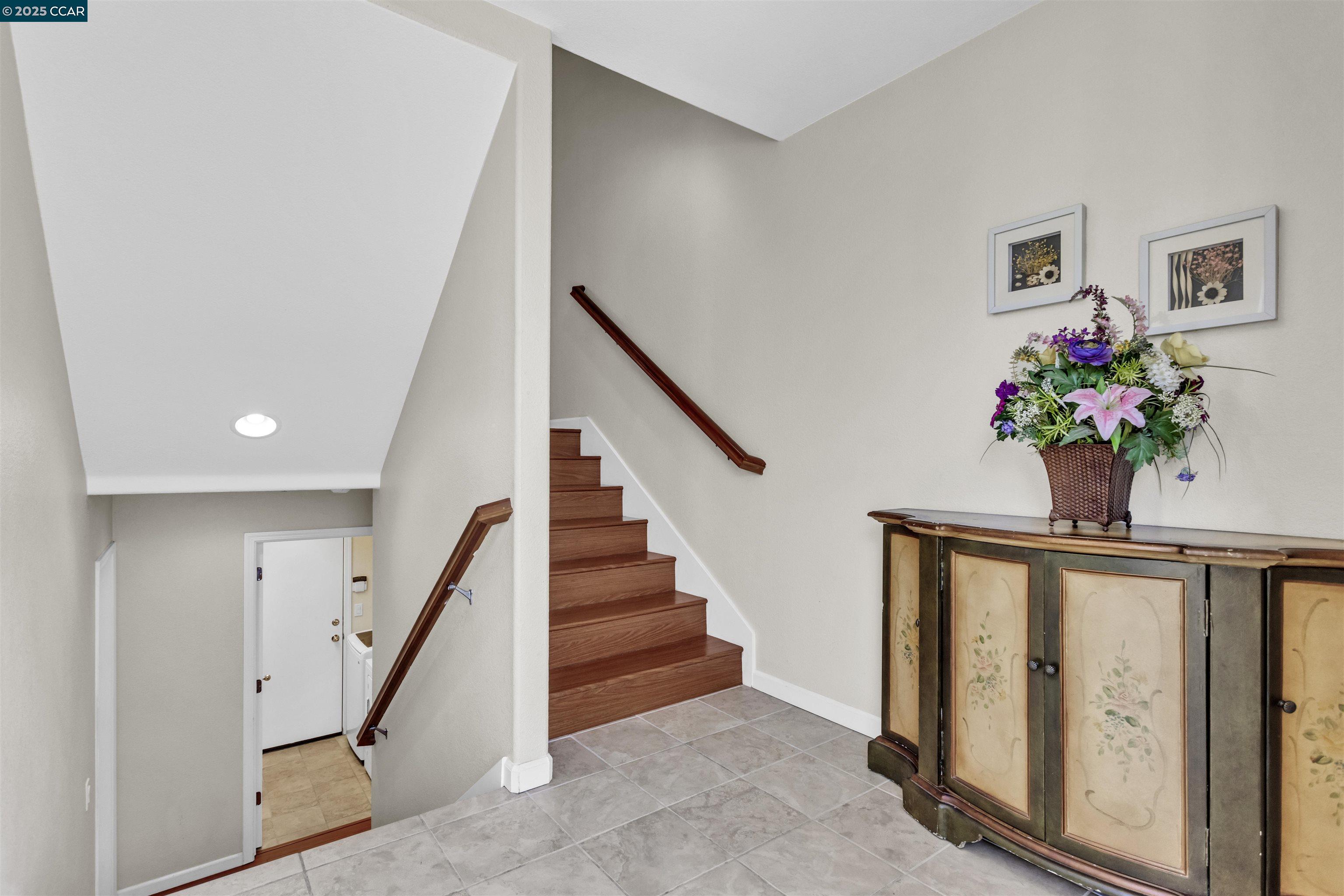 Detail Gallery Image 3 of 25 For 411 Summer Ln, Richmond,  CA 94806 - 3 Beds | 3/1 Baths