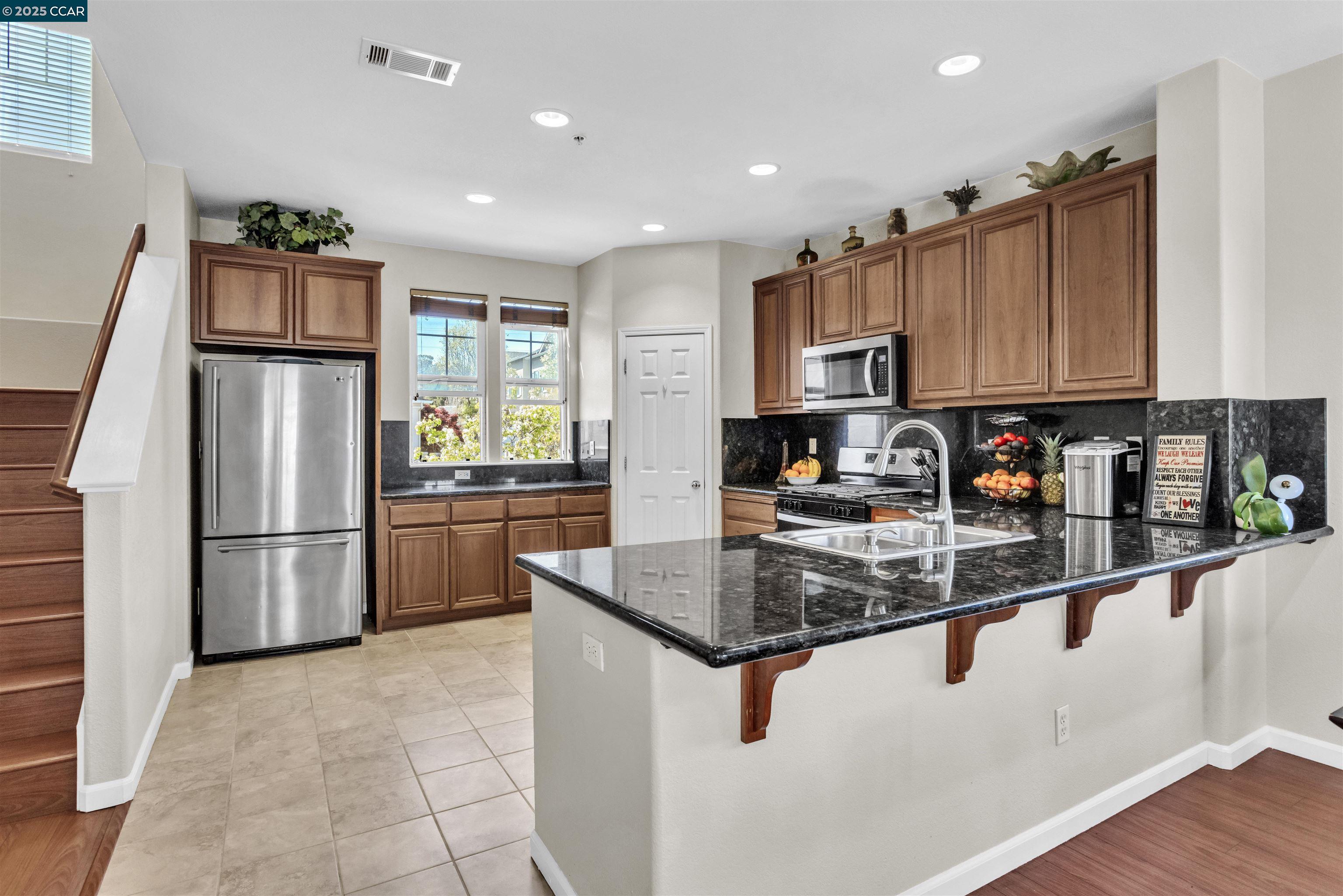 Detail Gallery Image 4 of 25 For 411 Summer Ln, Richmond,  CA 94806 - 3 Beds | 3/1 Baths