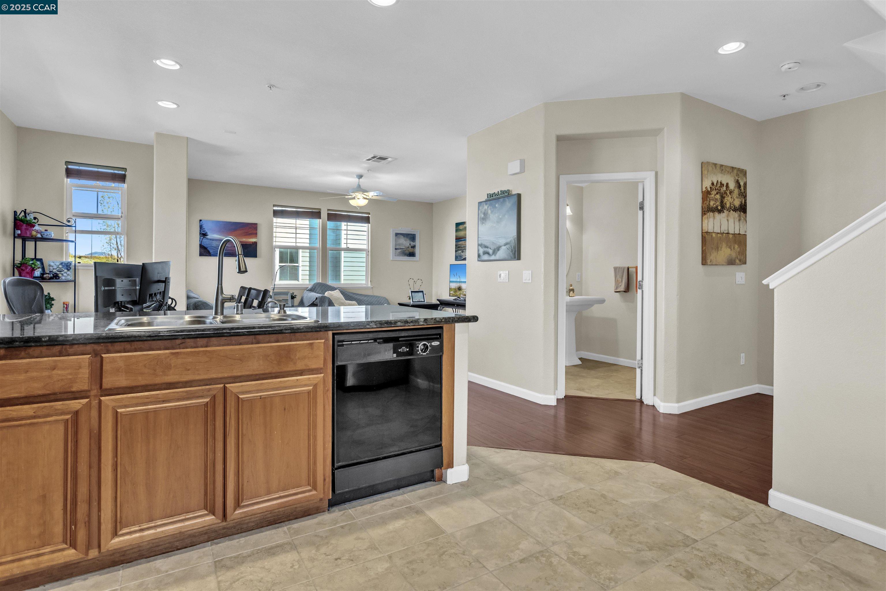 Detail Gallery Image 5 of 25 For 411 Summer Ln, Richmond,  CA 94806 - 3 Beds | 3/1 Baths