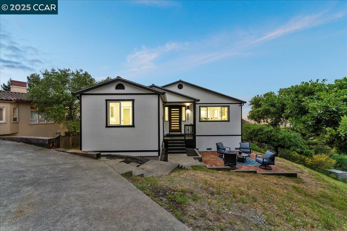 Detail Gallery Image 1 of 1 For 16040 Broadway Ter, Oakland,  CA 94611 - 4 Beds | 2 Baths