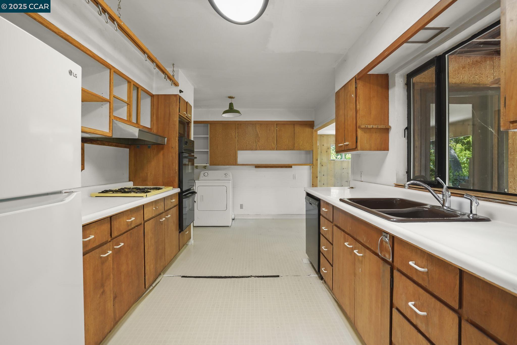 Detail Gallery Image 14 of 50 For 586 Lakewood Cir, Walnut Creek,  CA 94598 - 4 Beds | 2/1 Baths