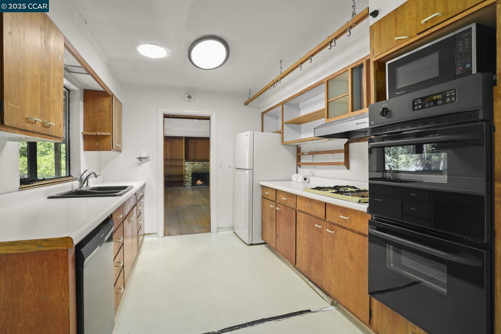 Detail Gallery Image 15 of 50 For 586 Lakewood Cir, Walnut Creek,  CA 94598 - 4 Beds | 2/1 Baths
