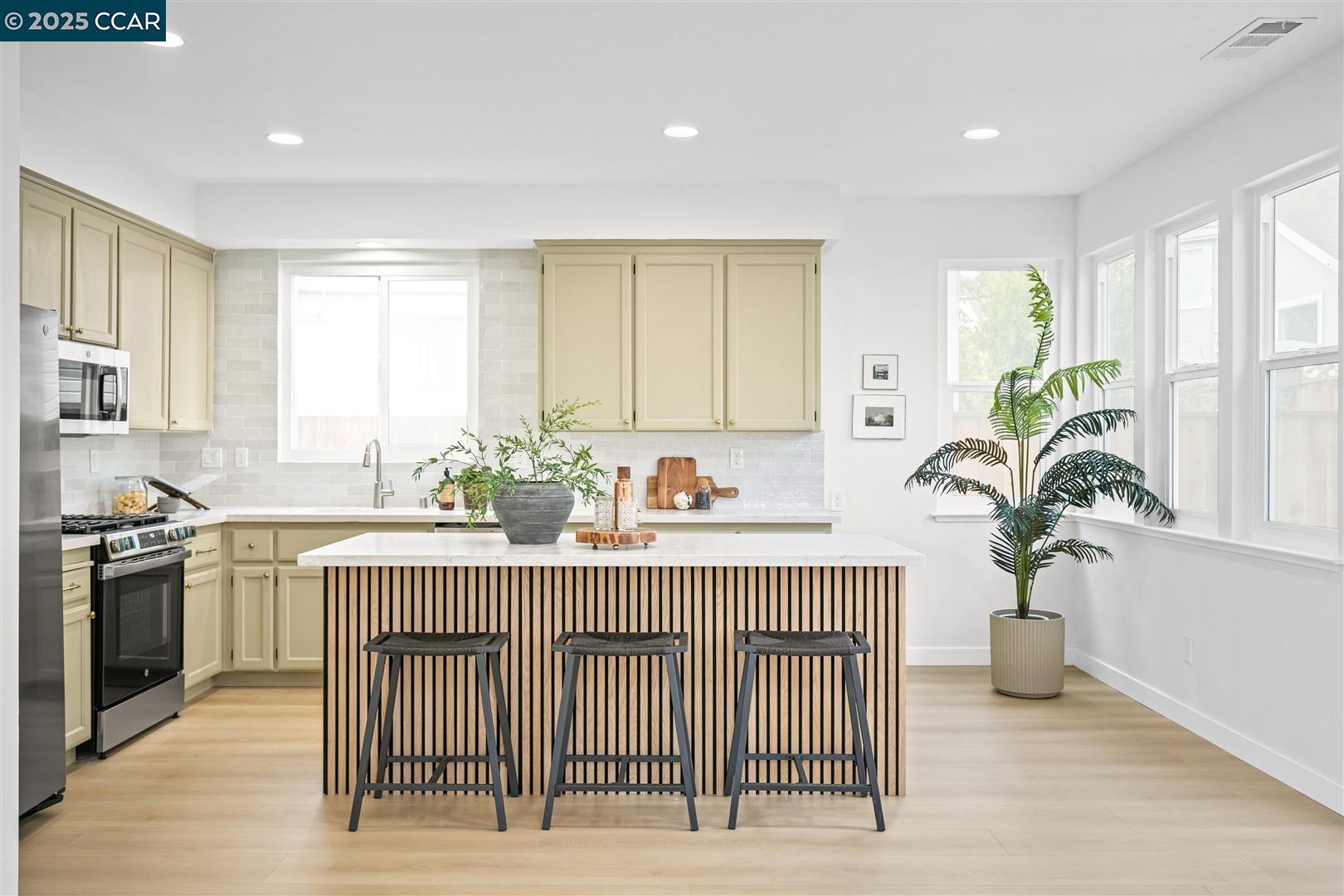 Detail Gallery Image 11 of 60 For 73 Sandpoint Dr, Richmond,  CA 94804 - 3 Beds | 3 Baths