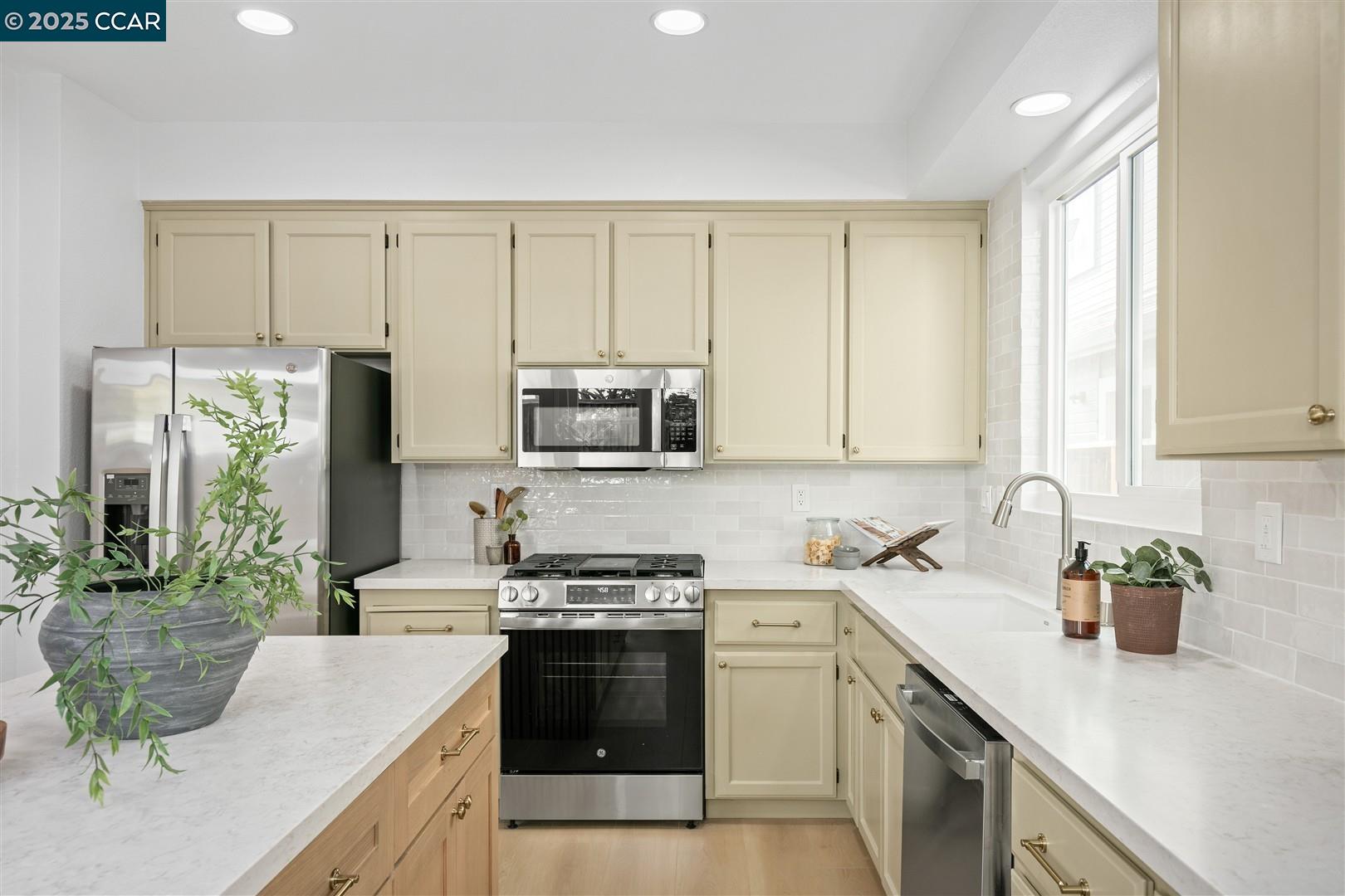 Detail Gallery Image 12 of 60 For 73 Sandpoint Dr, Richmond,  CA 94804 - 3 Beds | 3 Baths