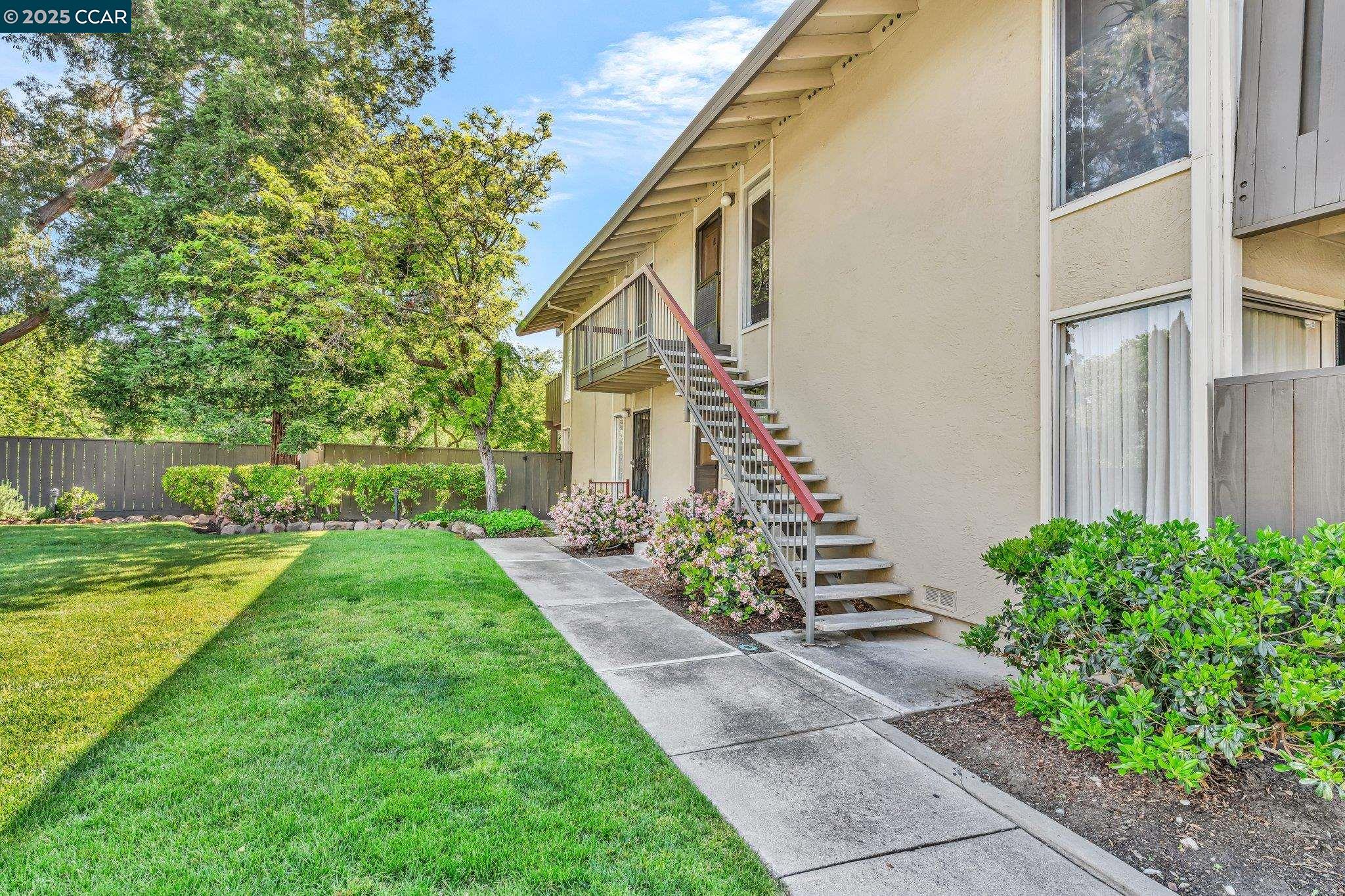 Detail Gallery Image 4 of 23 For 59 Massolo Dr #E,  Pleasant Hill,  CA 94523 - 2 Beds | 2 Baths