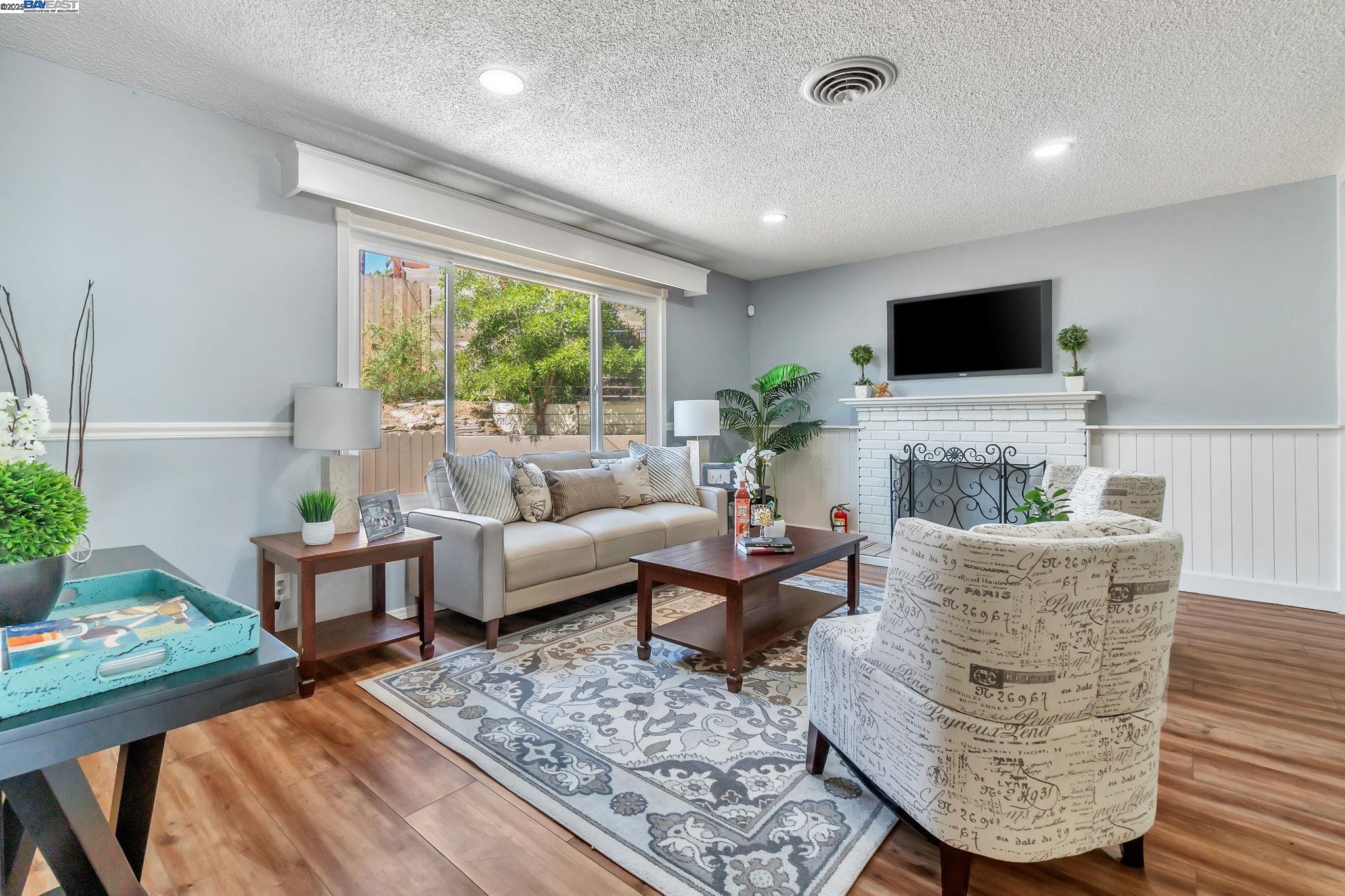 Detail Gallery Image 2 of 37 For 6013 Green Glen Way, Sacramento,  CA 95842 - 3 Beds | 2 Baths