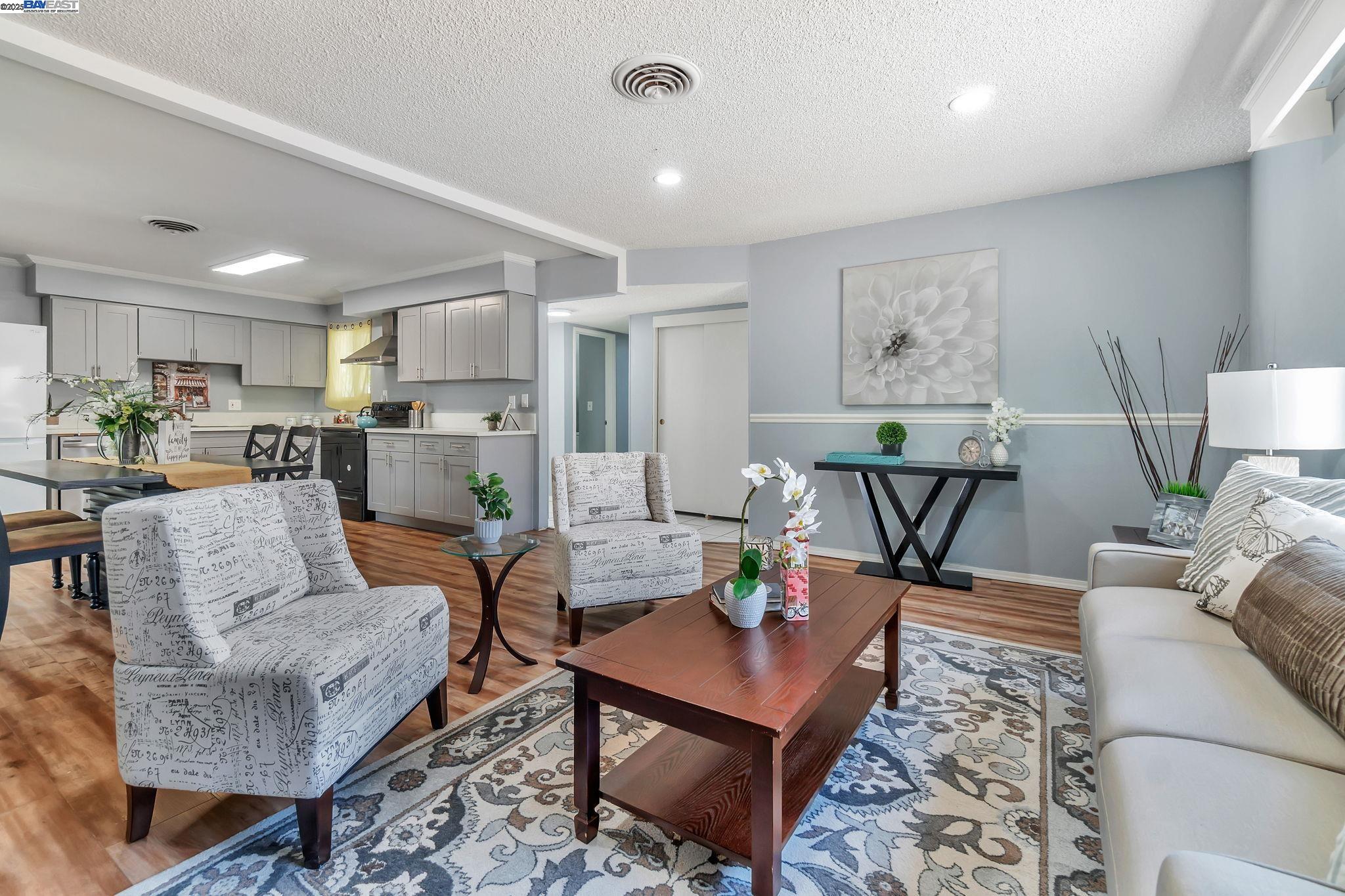 Detail Gallery Image 3 of 37 For 6013 Green Glen Way, Sacramento,  CA 95842 - 3 Beds | 2 Baths