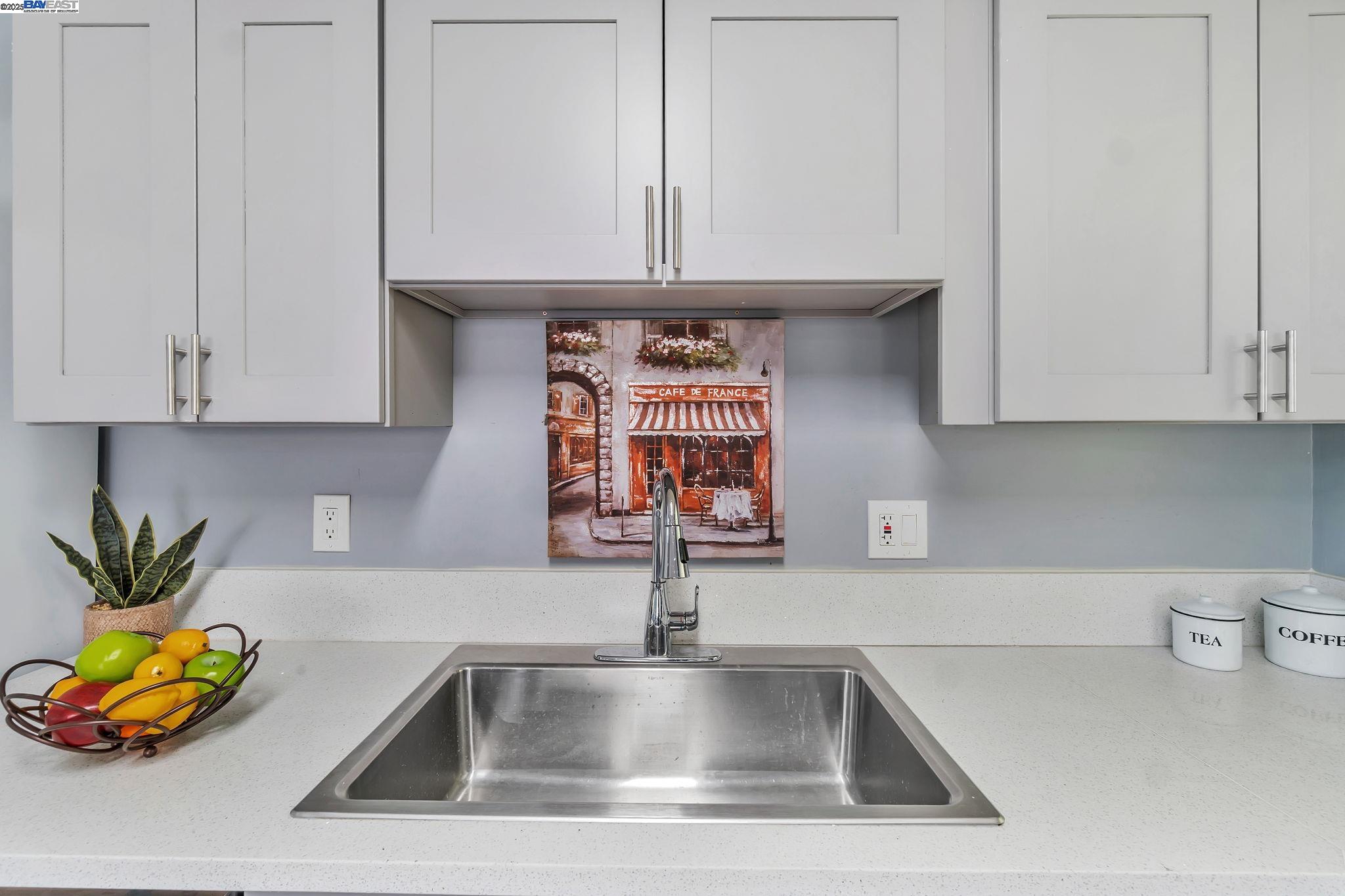 Detail Gallery Image 5 of 37 For 6013 Green Glen Way, Sacramento,  CA 95842 - 3 Beds | 2 Baths