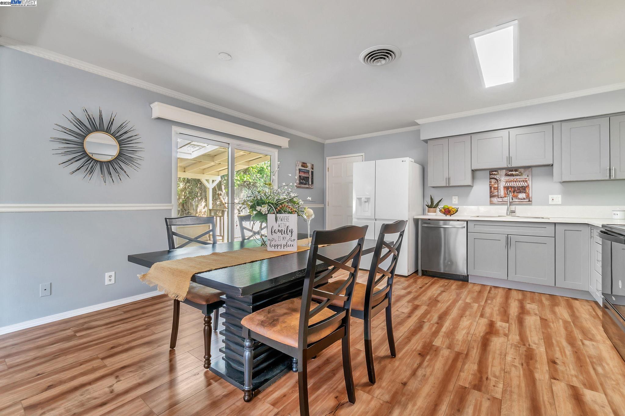 Detail Gallery Image 10 of 37 For 6013 Green Glen Way, Sacramento,  CA 95842 - 3 Beds | 2 Baths