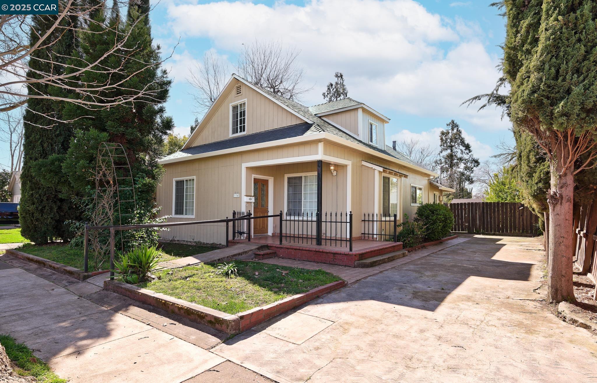 Detail Gallery Image 1 of 24 For 104 Irene Ave, Roseville,  CA 95678 - 4 Beds | 1/1 Baths