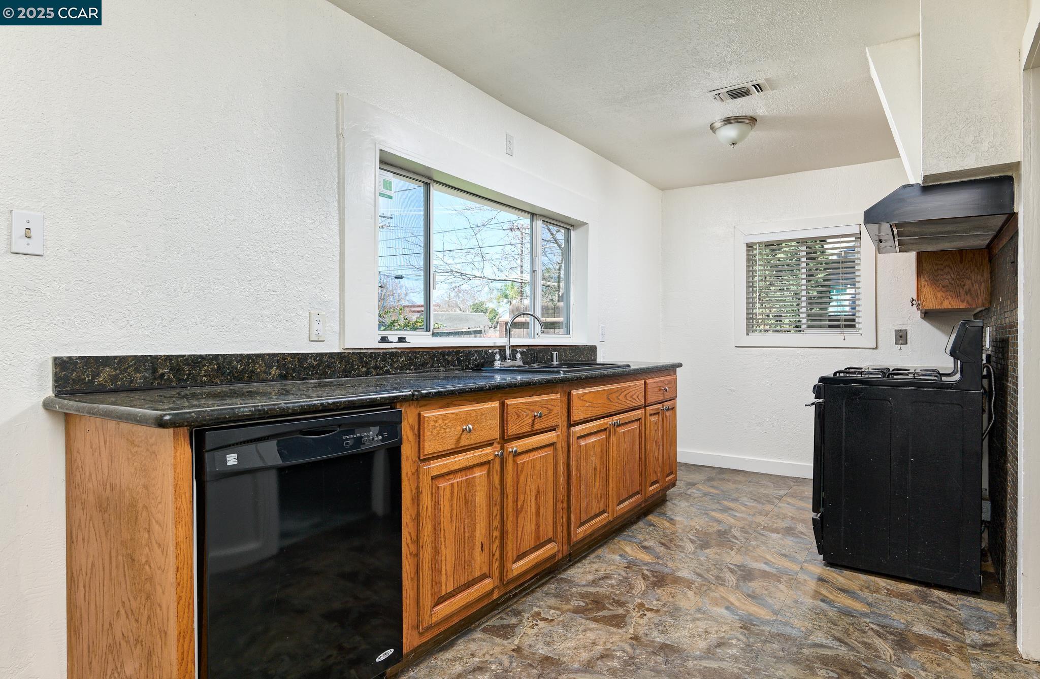 Detail Gallery Image 3 of 24 For 104 Irene Ave, Roseville,  CA 95678 - 4 Beds | 1/1 Baths