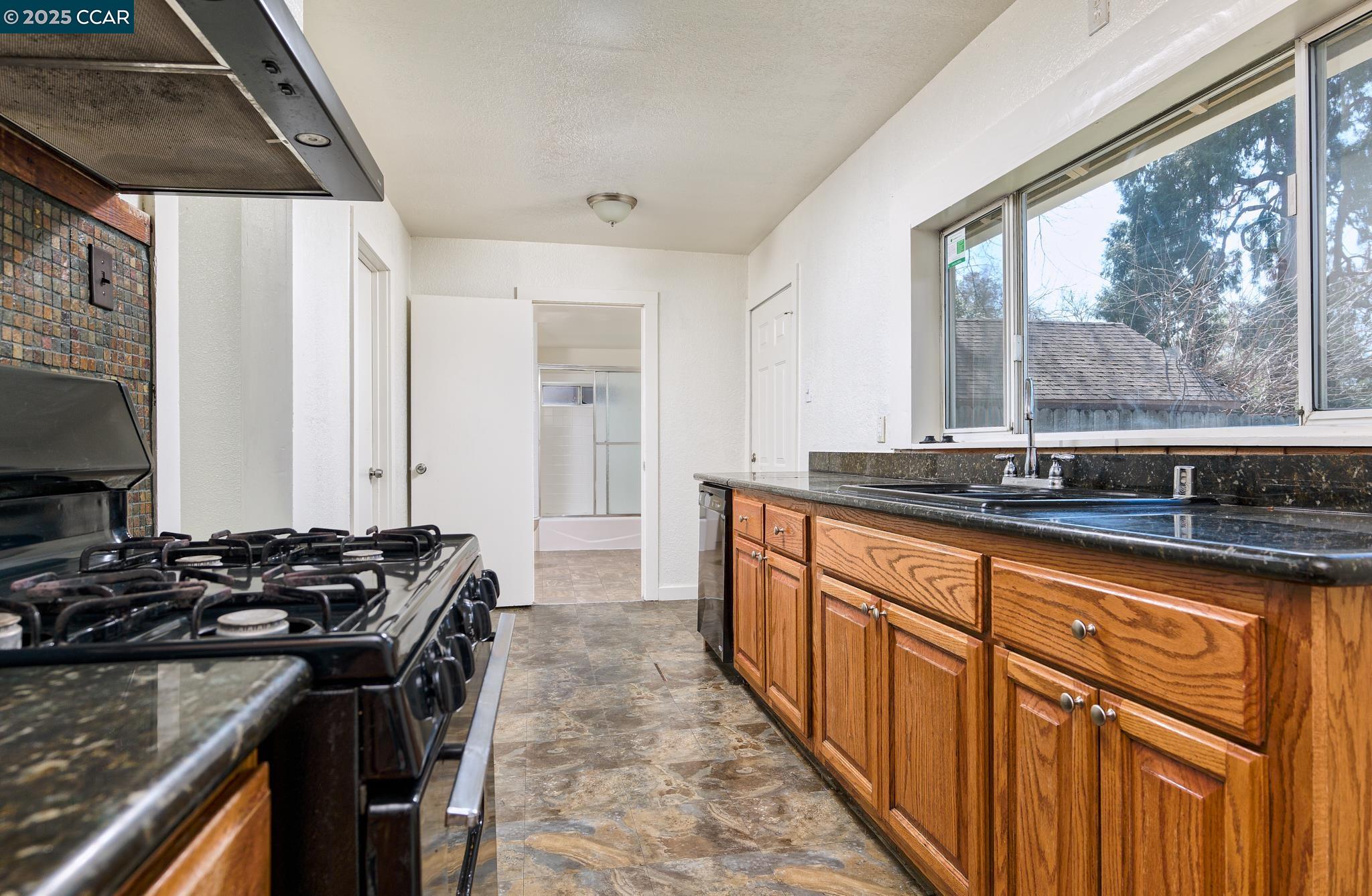 Detail Gallery Image 4 of 24 For 104 Irene Ave, Roseville,  CA 95678 - 4 Beds | 1/1 Baths