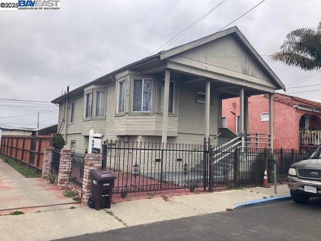 Detail Gallery Image 1 of 11 For 1073 106th Ave, Oakland,  CA 94603 - 2 Beds | 1 Baths
