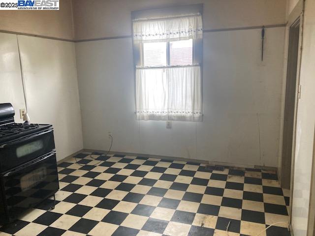 Detail Gallery Image 2 of 11 For 1073 106th Ave, Oakland,  CA 94603 - 2 Beds | 1 Baths