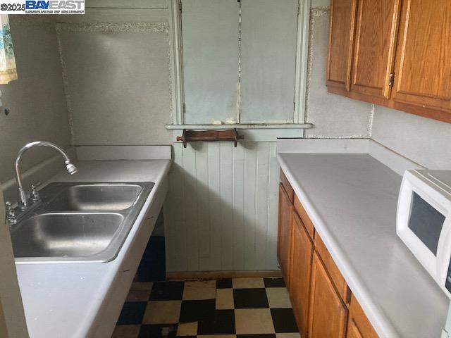 Detail Gallery Image 4 of 11 For 1073 106th Ave, Oakland,  CA 94603 - 2 Beds | 1 Baths