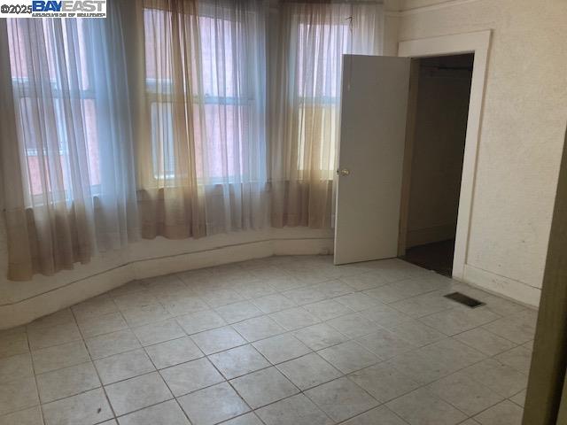 Detail Gallery Image 7 of 11 For 1073 106th Ave, Oakland,  CA 94603 - 2 Beds | 1 Baths