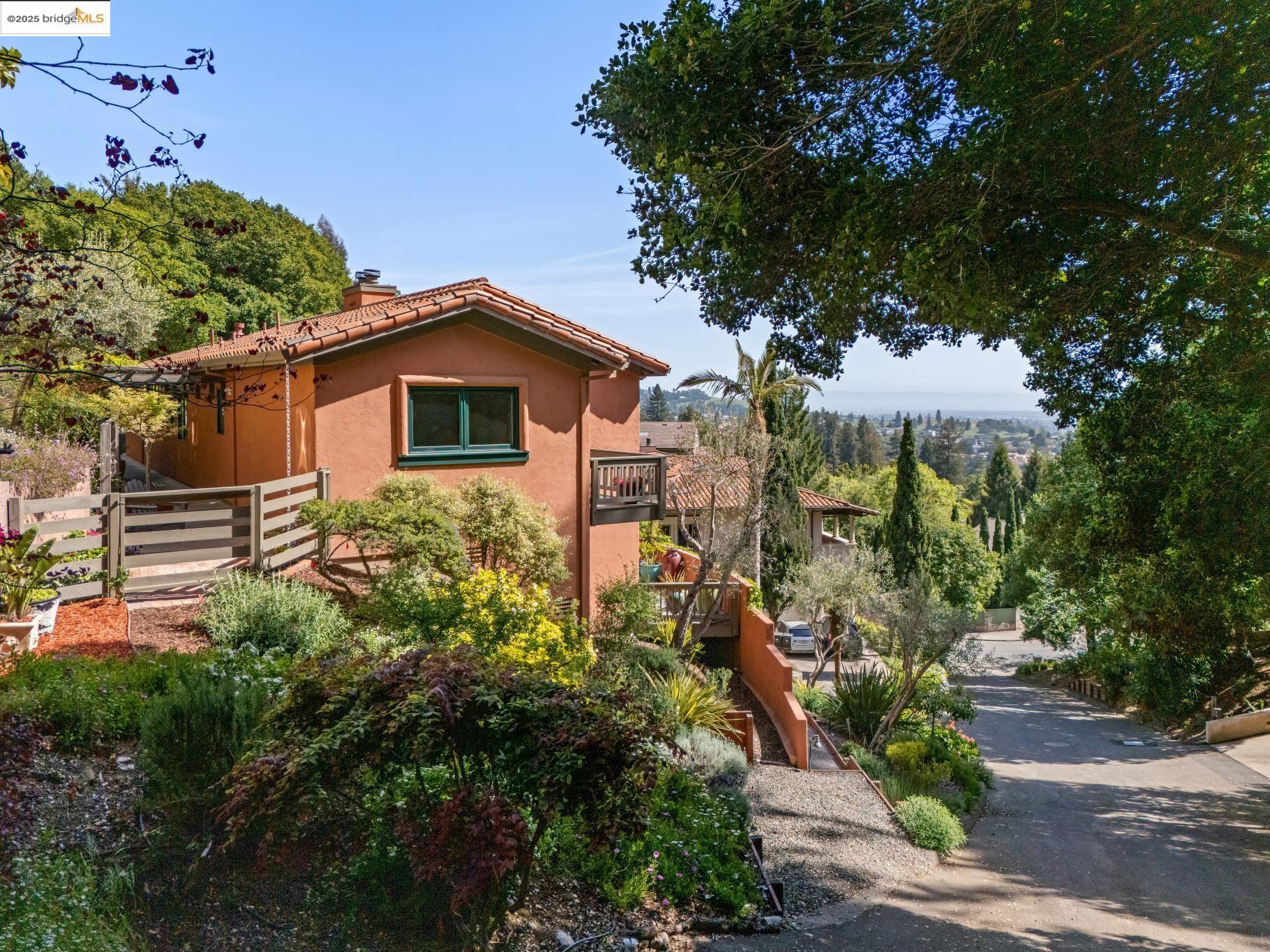 Detail Gallery Image 11 of 60 For 260 Alvarado Rd, Berkeley,  CA 94705 - 4 Beds | 2/1 Baths