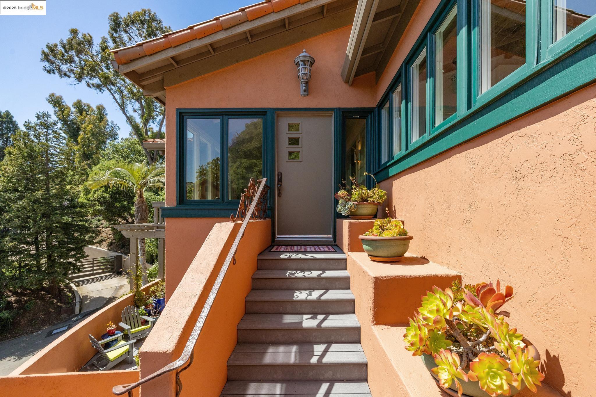 Detail Gallery Image 3 of 60 For 260 Alvarado Rd, Berkeley,  CA 94705 - 4 Beds | 2/1 Baths
