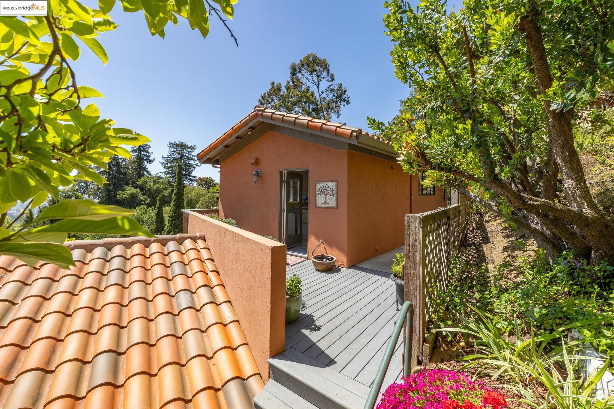 Detail Gallery Image 32 of 60 For 260 Alvarado Rd, Berkeley,  CA 94705 - 4 Beds | 2/1 Baths