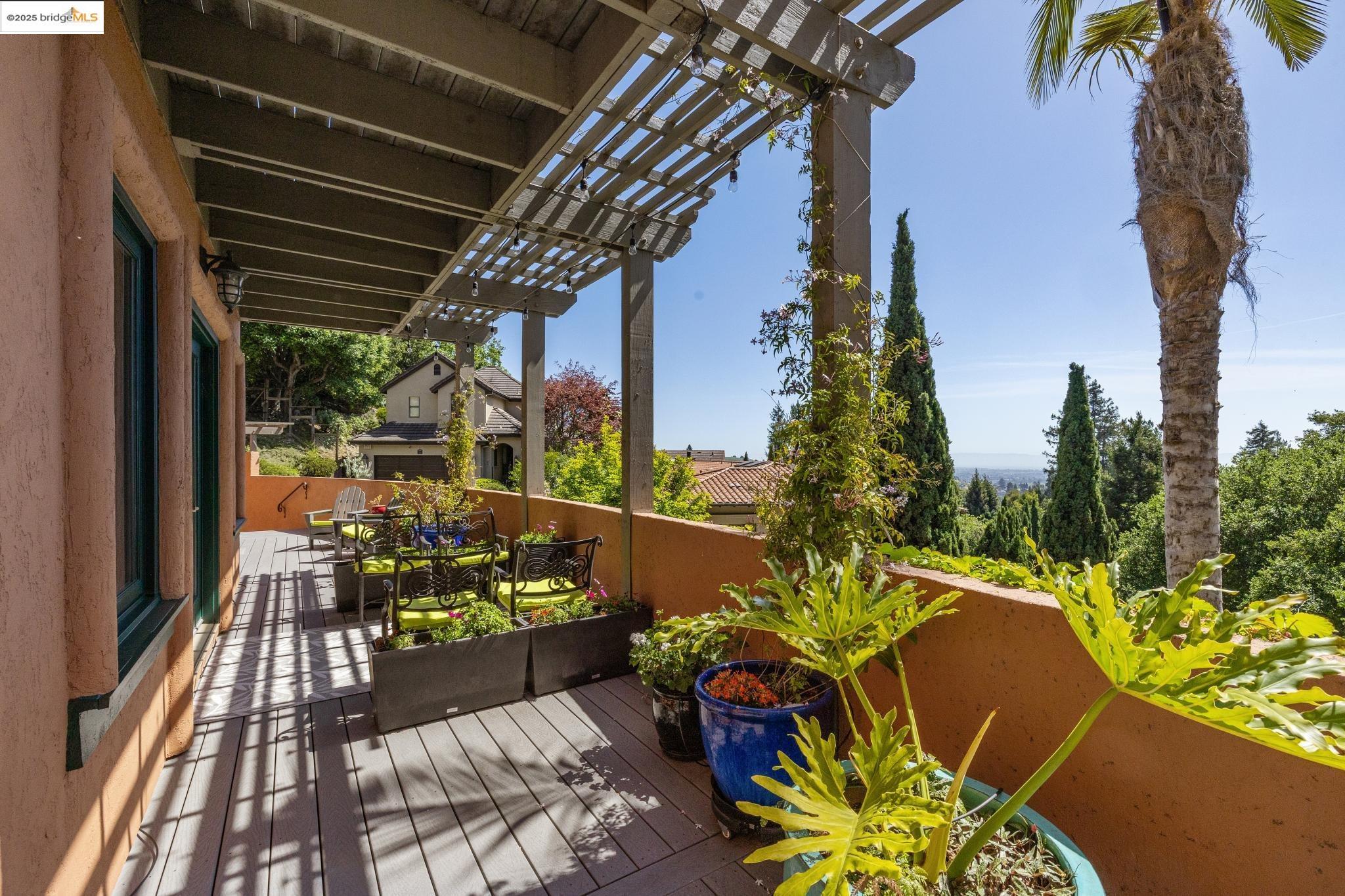 Detail Gallery Image 10 of 60 For 260 Alvarado Rd, Berkeley,  CA 94705 - 4 Beds | 2/1 Baths