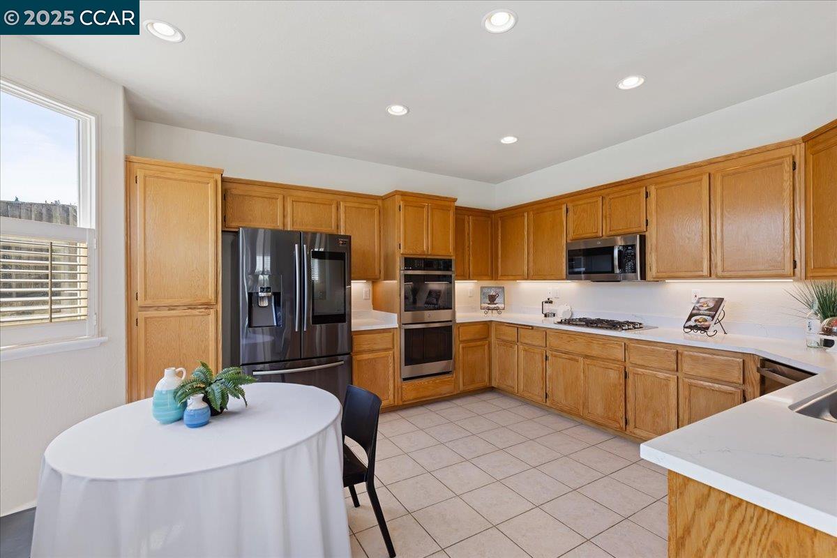Detail Gallery Image 13 of 34 For 318 Titan Way, Hercules,  CA 94547 - 4 Beds | 3 Baths