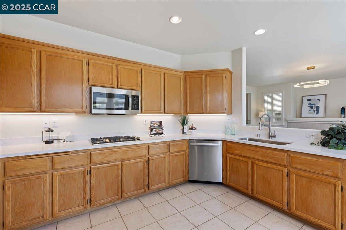 Detail Gallery Image 15 of 34 For 318 Titan Way, Hercules,  CA 94547 - 4 Beds | 3 Baths