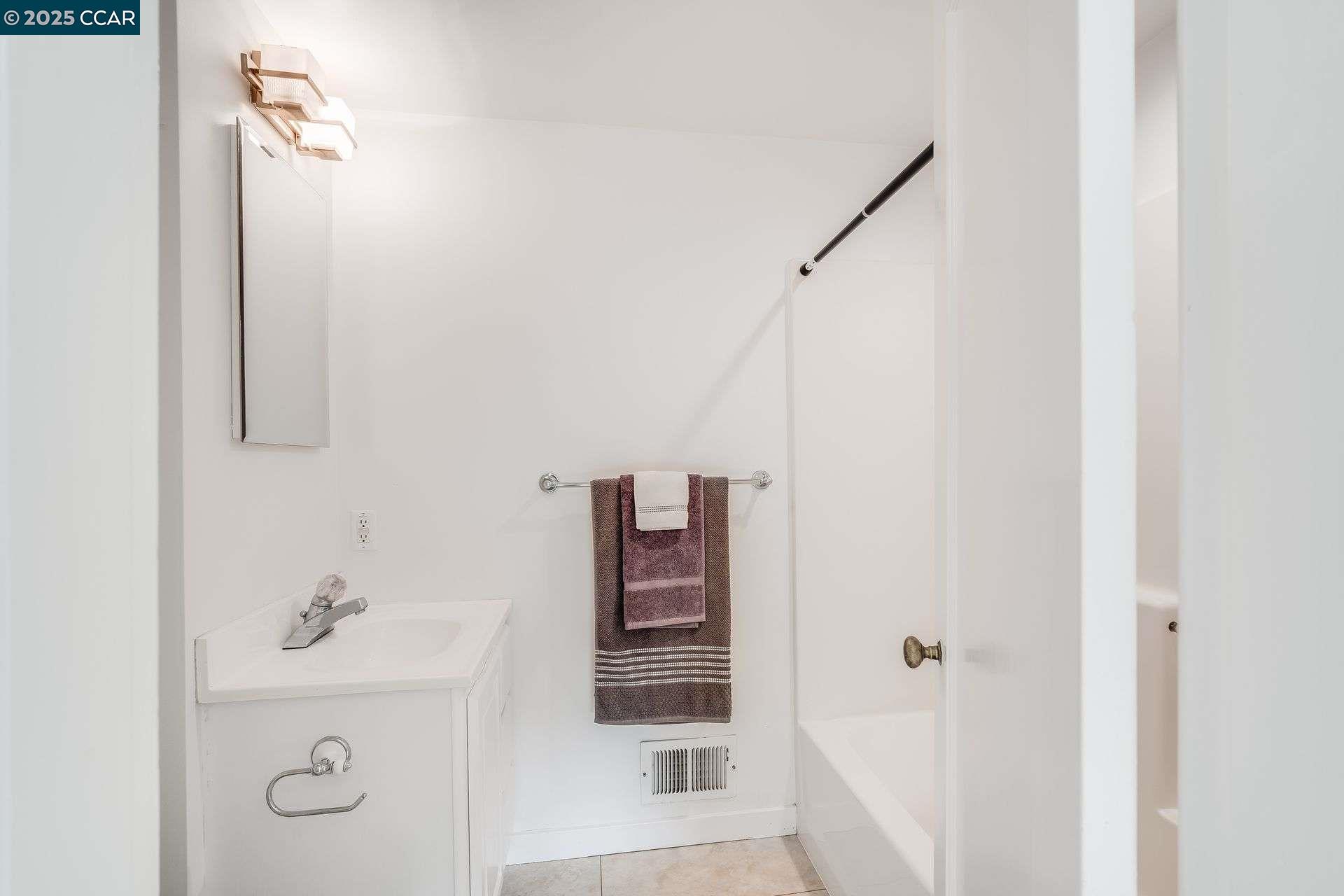 5608 Colton Blvd, Oakland, California 94611, 3 Bedrooms Bedrooms, 7 Rooms Rooms,2 BathroomsBathrooms,Residential,For Sale,5608 Colton Blvd,41094513