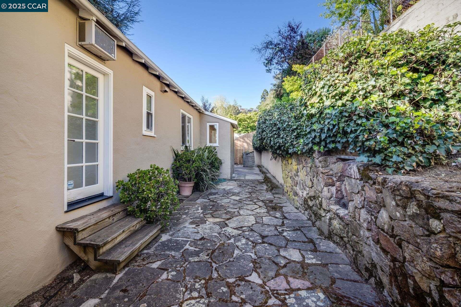 5608 Colton Blvd, Oakland, California 94611, 3 Bedrooms Bedrooms, 7 Rooms Rooms,2 BathroomsBathrooms,Residential,For Sale,5608 Colton Blvd,41094513