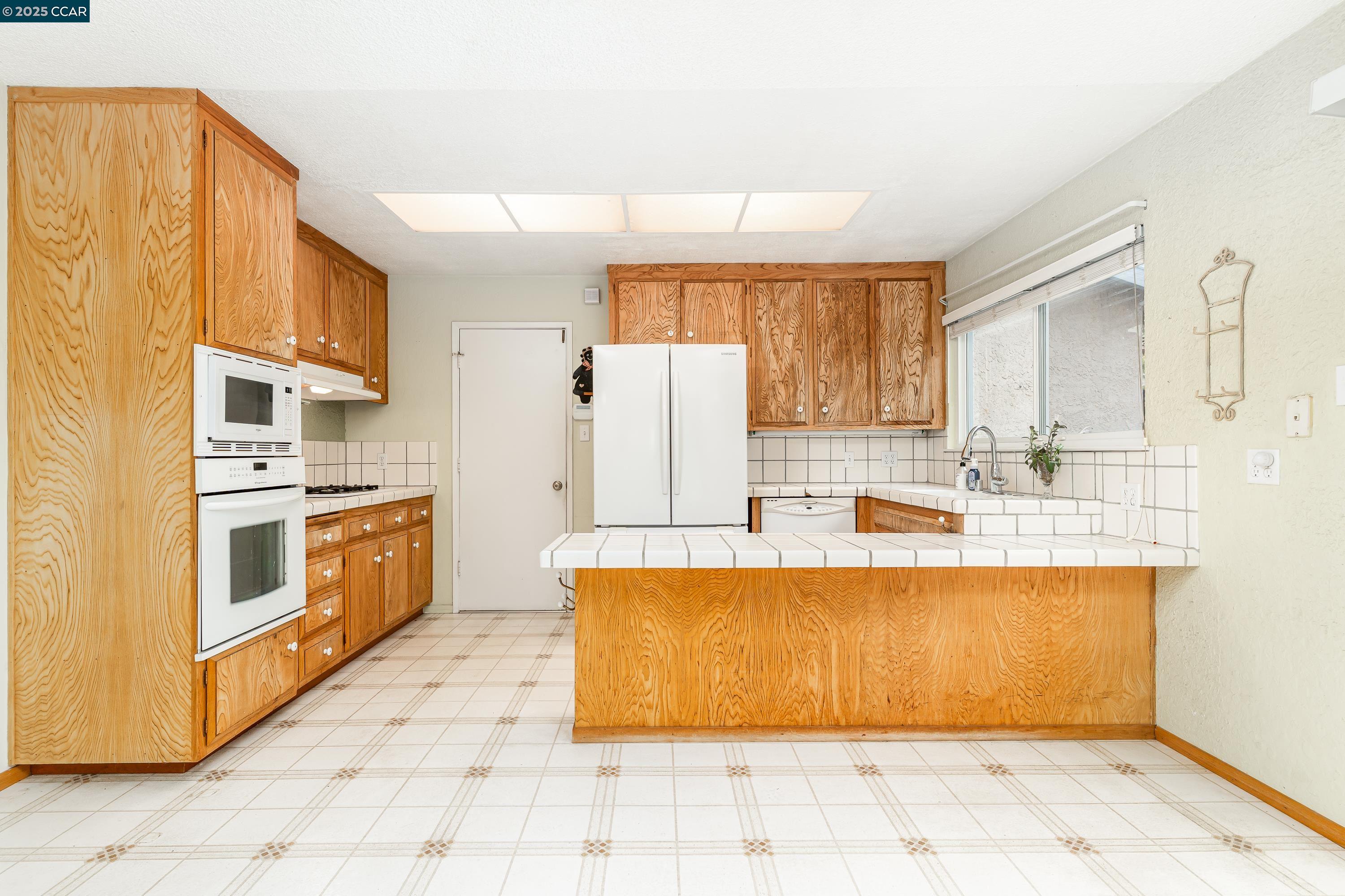 Detail Gallery Image 10 of 42 For 969 Kilkenny Way, Pinole,  CA 94564 - 4 Beds | 2 Baths