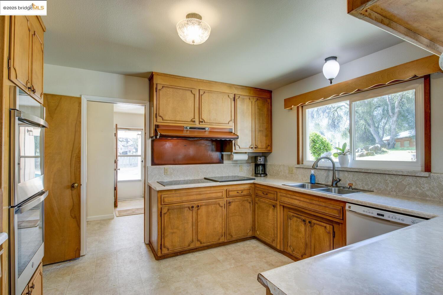 Detail Gallery Image 14 of 60 For 19230 South Court, Sonora,  CA 95370 - 4 Beds | 3 Baths