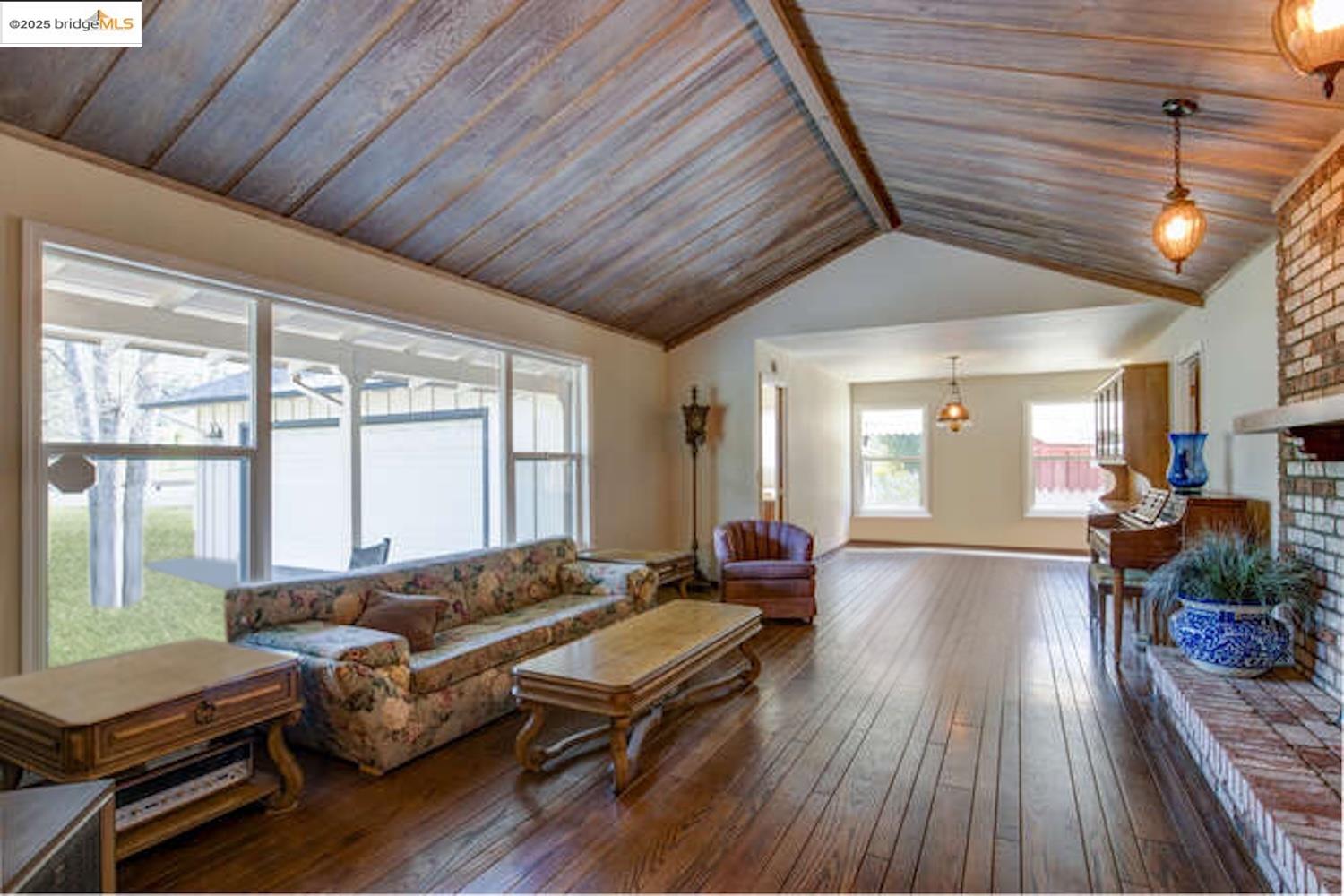 Detail Gallery Image 6 of 60 For 19230 South Court, Sonora,  CA 95370 - 4 Beds | 3 Baths