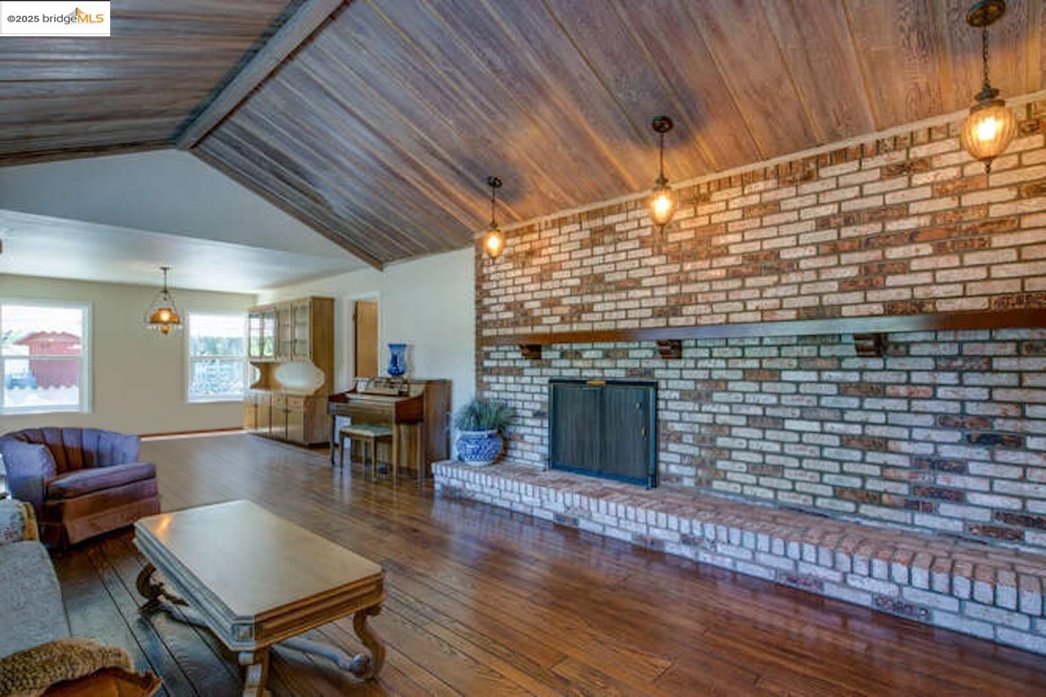 Detail Gallery Image 7 of 60 For 19230 South Court, Sonora,  CA 95370 - 4 Beds | 3 Baths