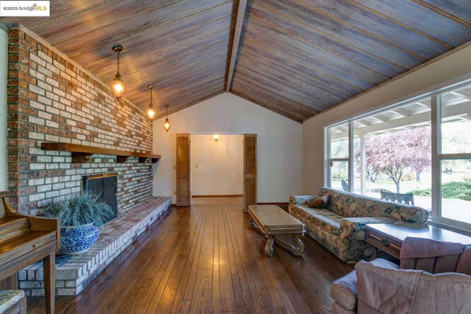 Detail Gallery Image 9 of 60 For 19230 South Court, Sonora,  CA 95370 - 4 Beds | 3 Baths