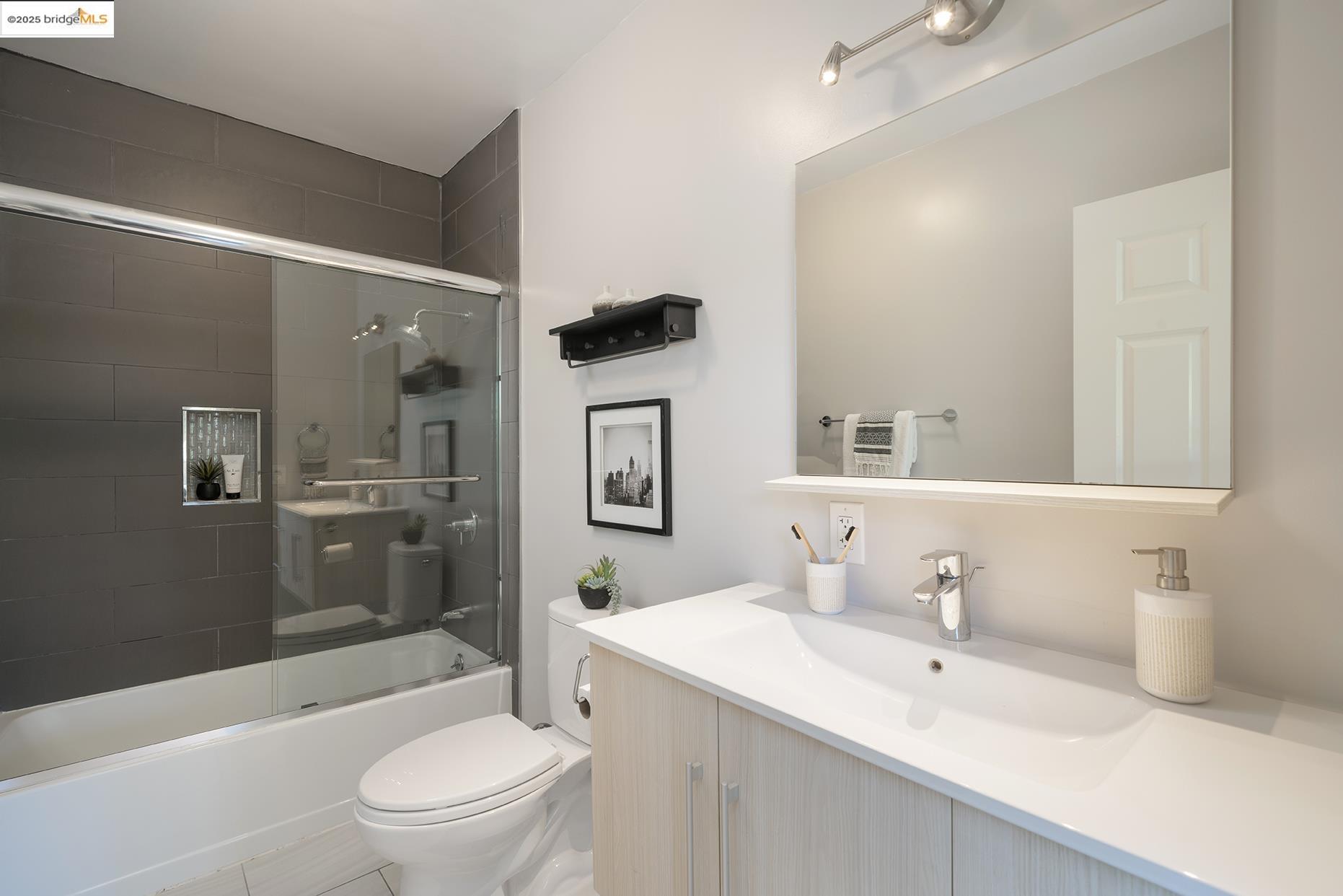 Detail Gallery Image 20 of 42 For 3459 Morcom, Oakland,  CA 94619 - 2 Beds | 2 Baths