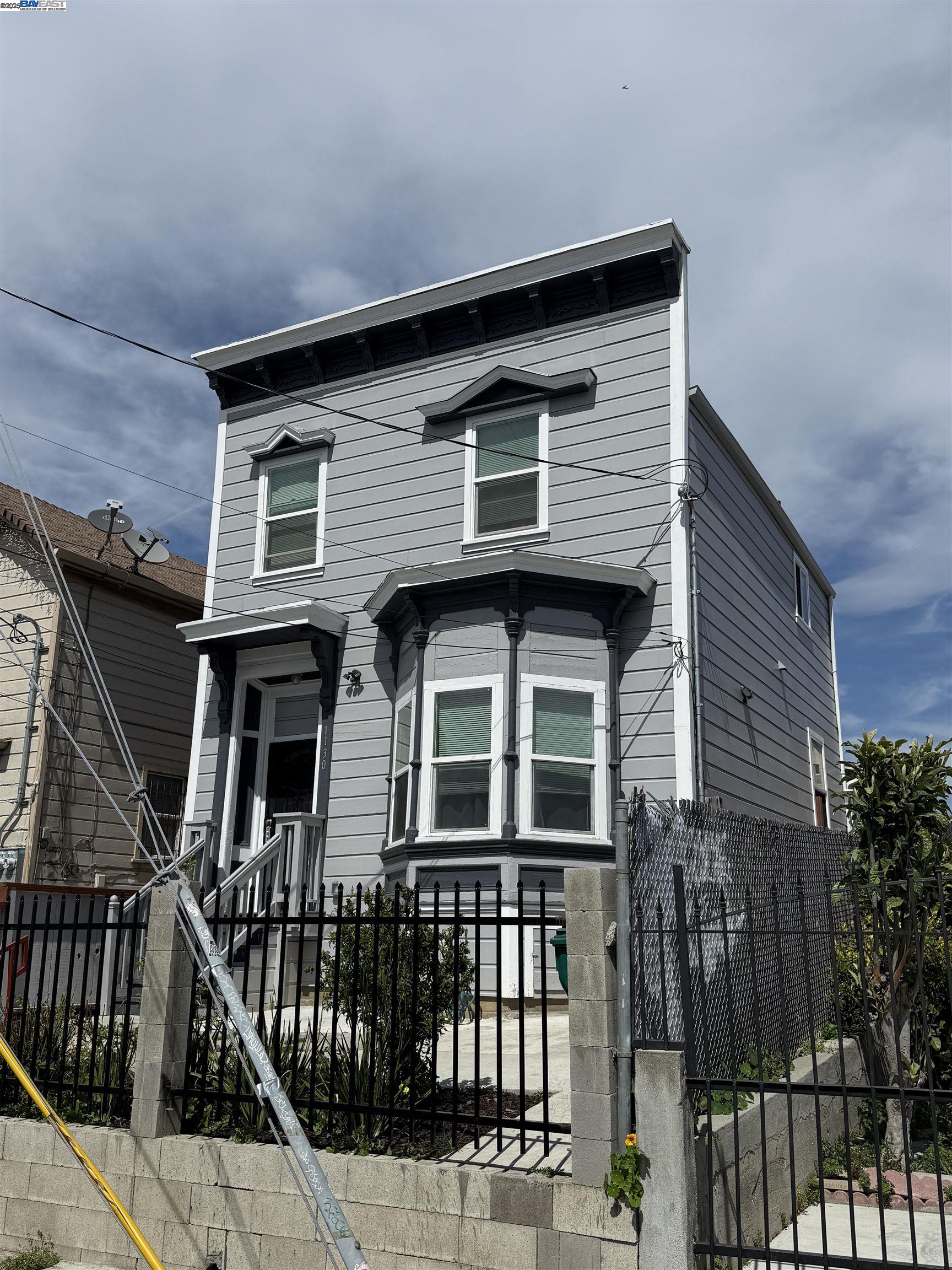 Detail Gallery Image 1 of 16 For 1130 E 11th St, Oakland,  CA 94606 - 3 Beds | 1/1 Baths