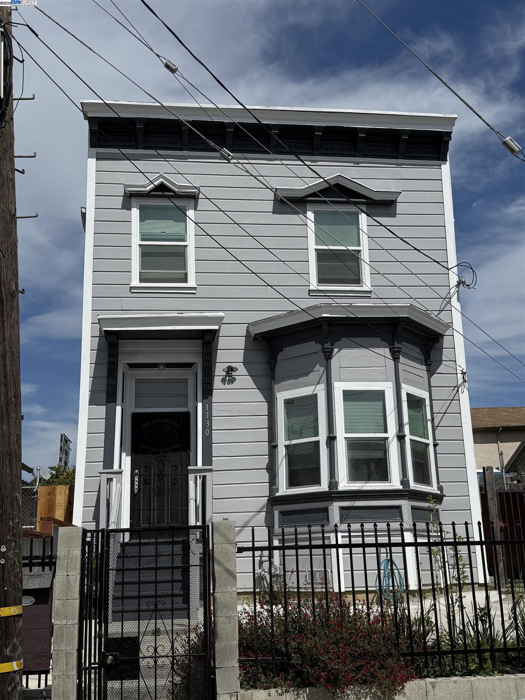 Detail Gallery Image 2 of 16 For 1130 E 11th St, Oakland,  CA 94606 - 3 Beds | 1/1 Baths