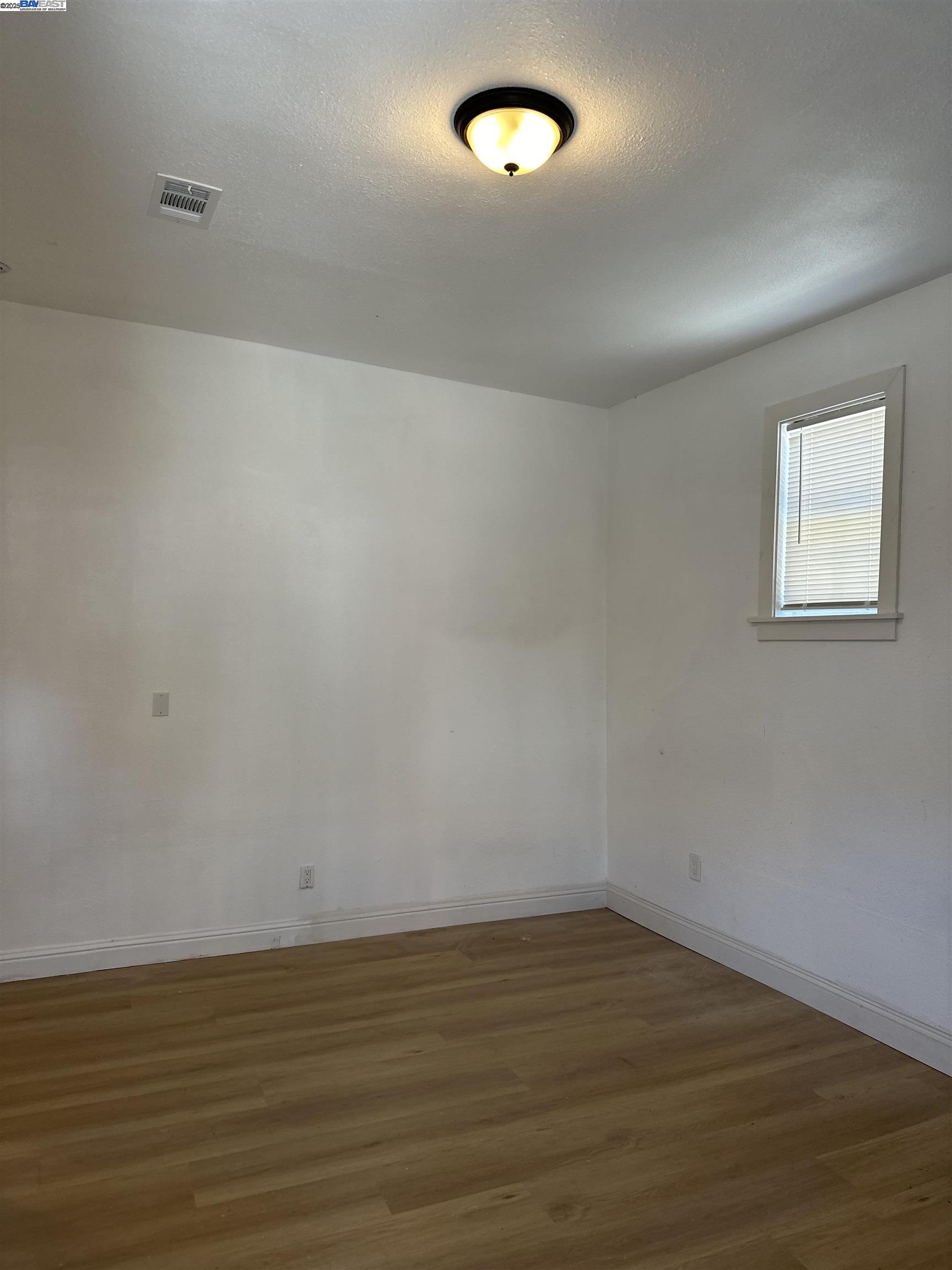 Detail Gallery Image 13 of 16 For 1130 E 11th St, Oakland,  CA 94606 - 3 Beds | 1/1 Baths