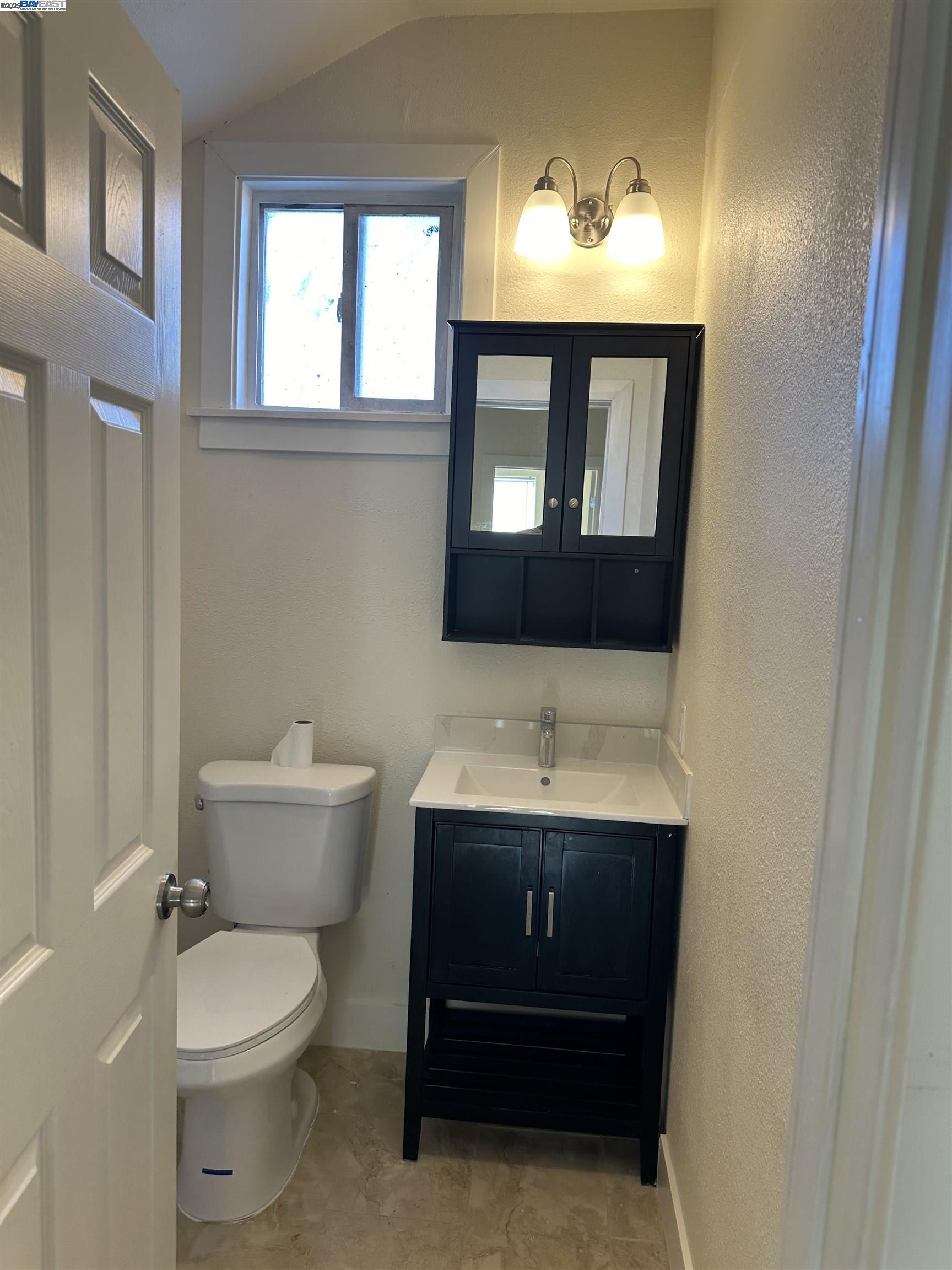 Detail Gallery Image 14 of 16 For 1130 E 11th St, Oakland,  CA 94606 - 3 Beds | 1/1 Baths