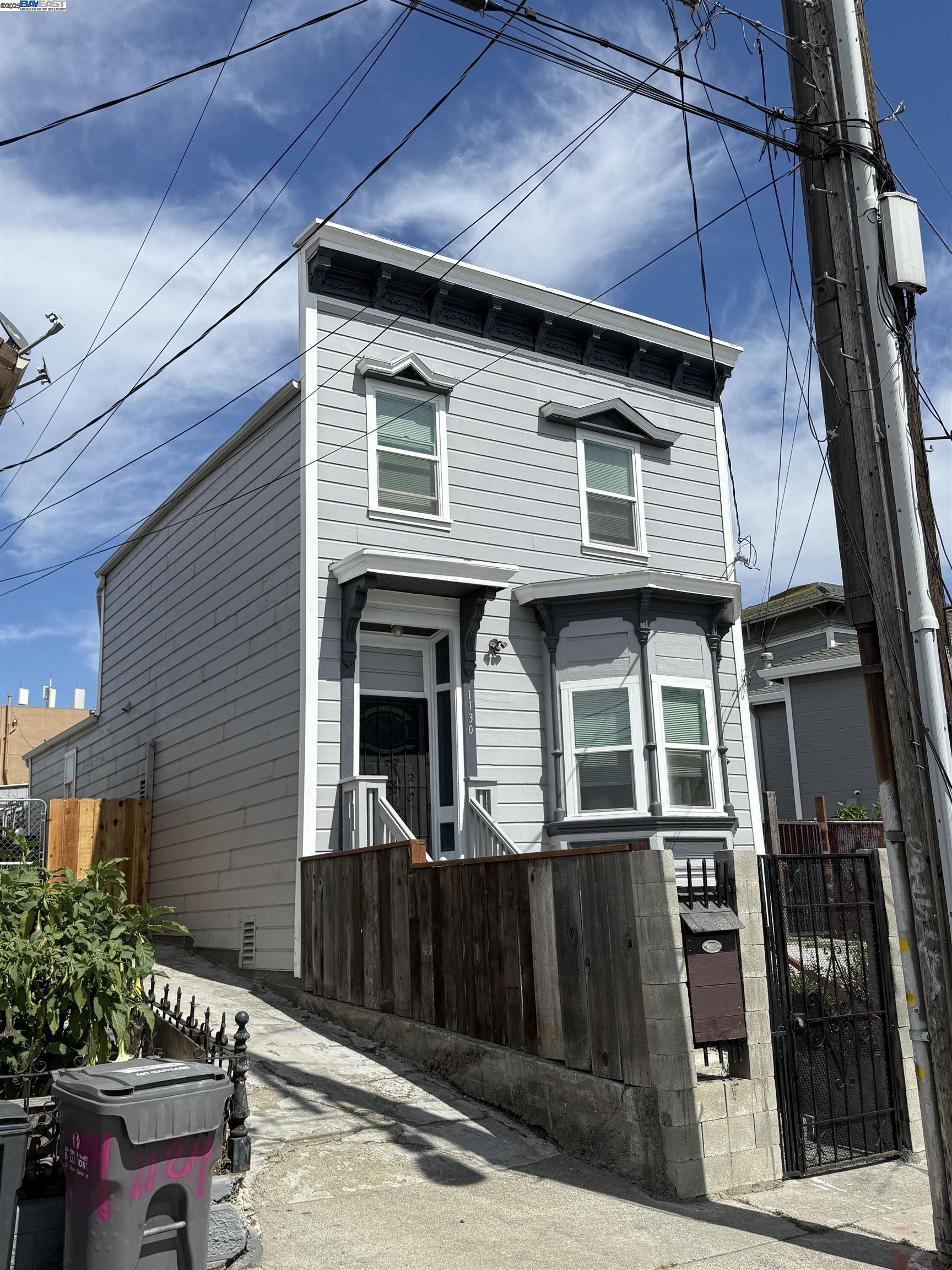 Detail Gallery Image 3 of 16 For 1130 E 11th St, Oakland,  CA 94606 - 3 Beds | 1/1 Baths