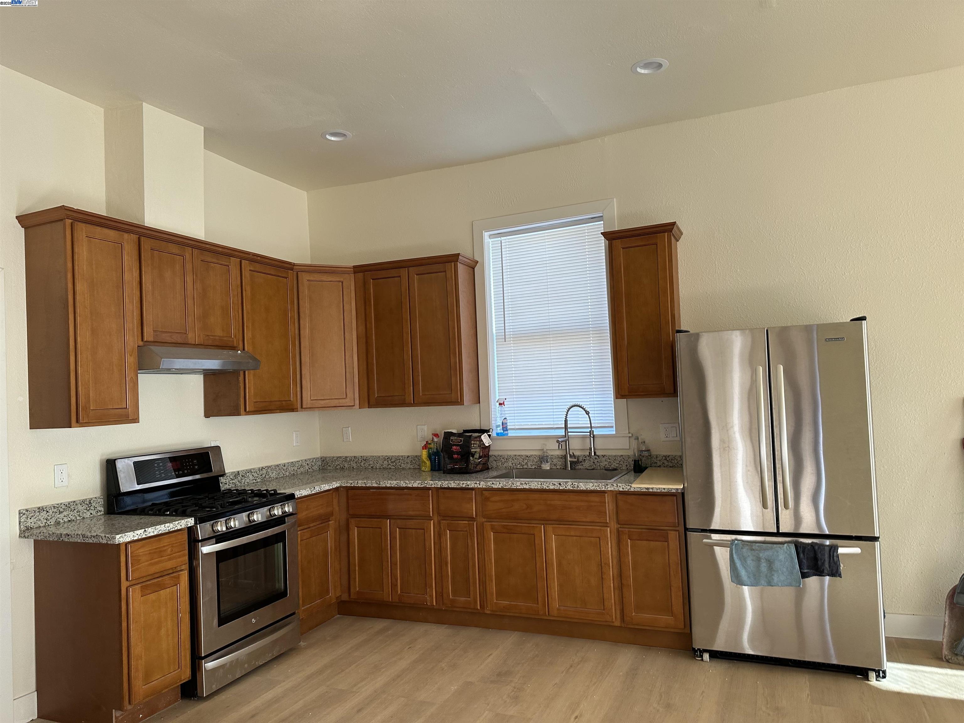 Detail Gallery Image 4 of 16 For 1130 E 11th St, Oakland,  CA 94606 - 3 Beds | 1/1 Baths