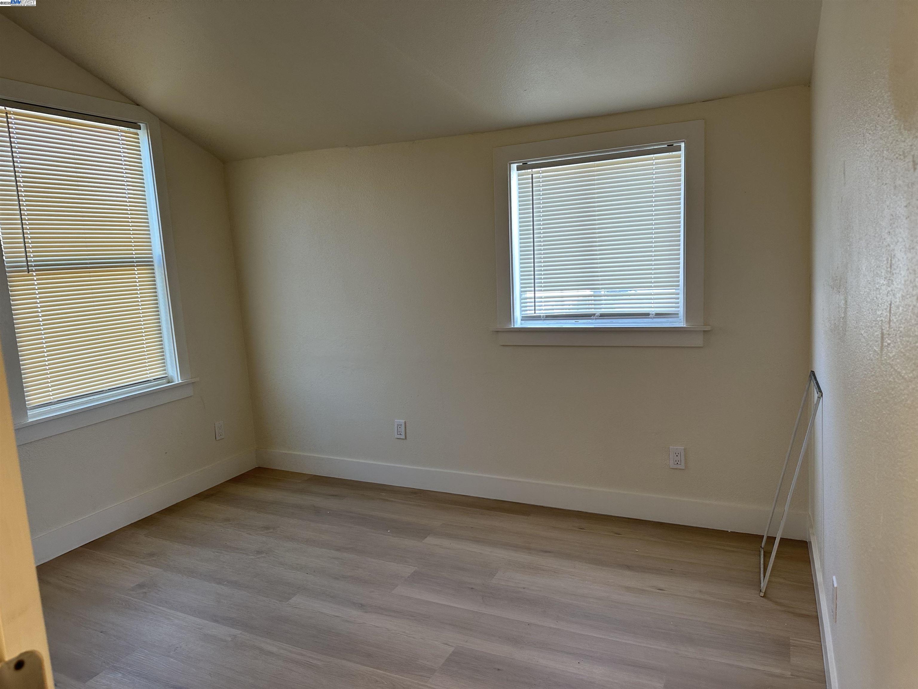 Detail Gallery Image 8 of 16 For 1130 E 11th St, Oakland,  CA 94606 - 3 Beds | 1/1 Baths