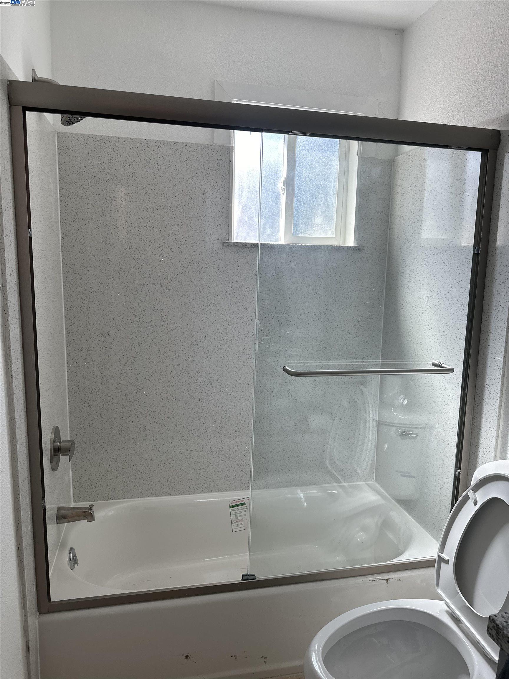 Detail Gallery Image 9 of 16 For 1130 E 11th St, Oakland,  CA 94606 - 3 Beds | 1/1 Baths