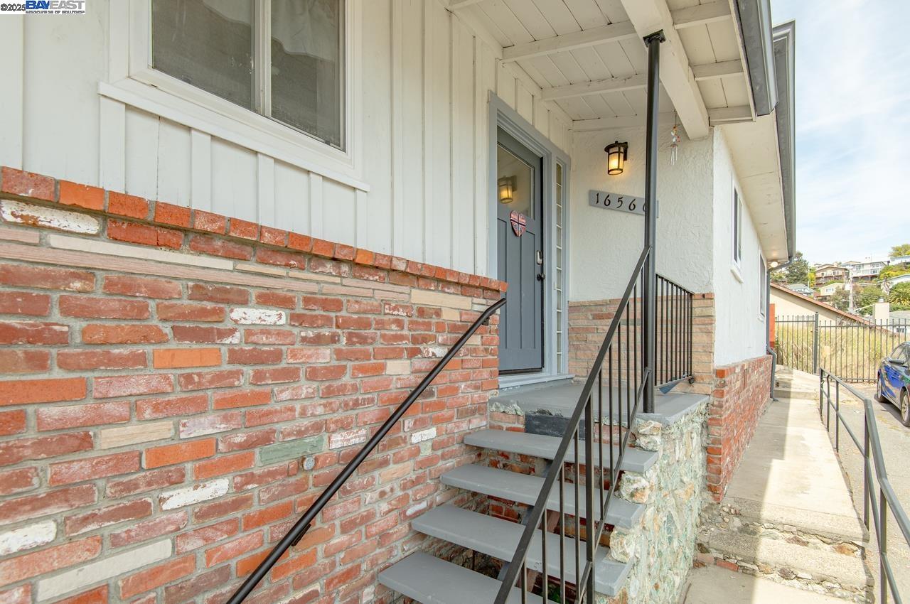 Detail Gallery Image 3 of 36 For 16560 Russell Ct, San Leandro,  CA 94578 - 3 Beds | 2 Baths