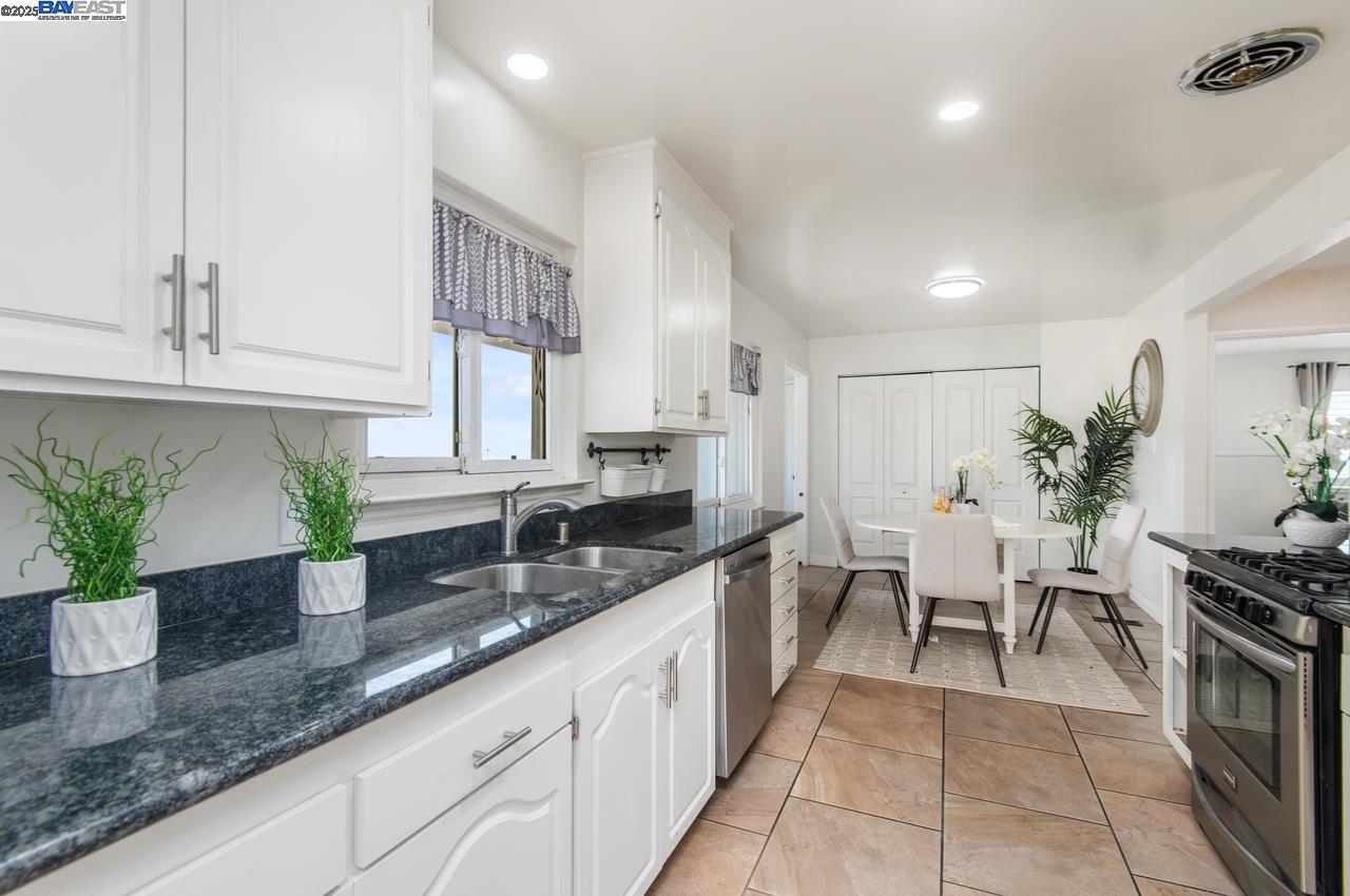 Detail Gallery Image 5 of 36 For 16560 Russell Ct, San Leandro,  CA 94578 - 3 Beds | 2 Baths