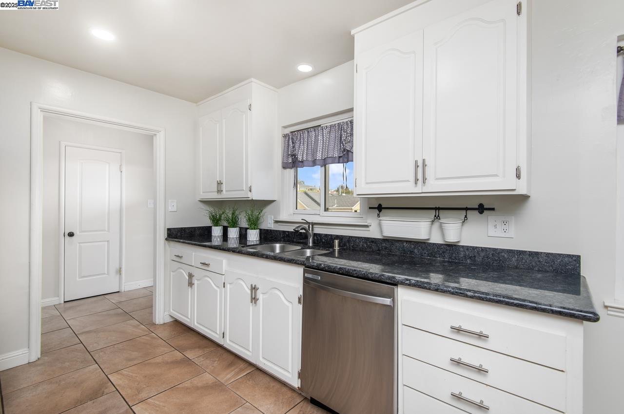 Detail Gallery Image 7 of 36 For 16560 Russell Ct, San Leandro,  CA 94578 - 3 Beds | 2 Baths